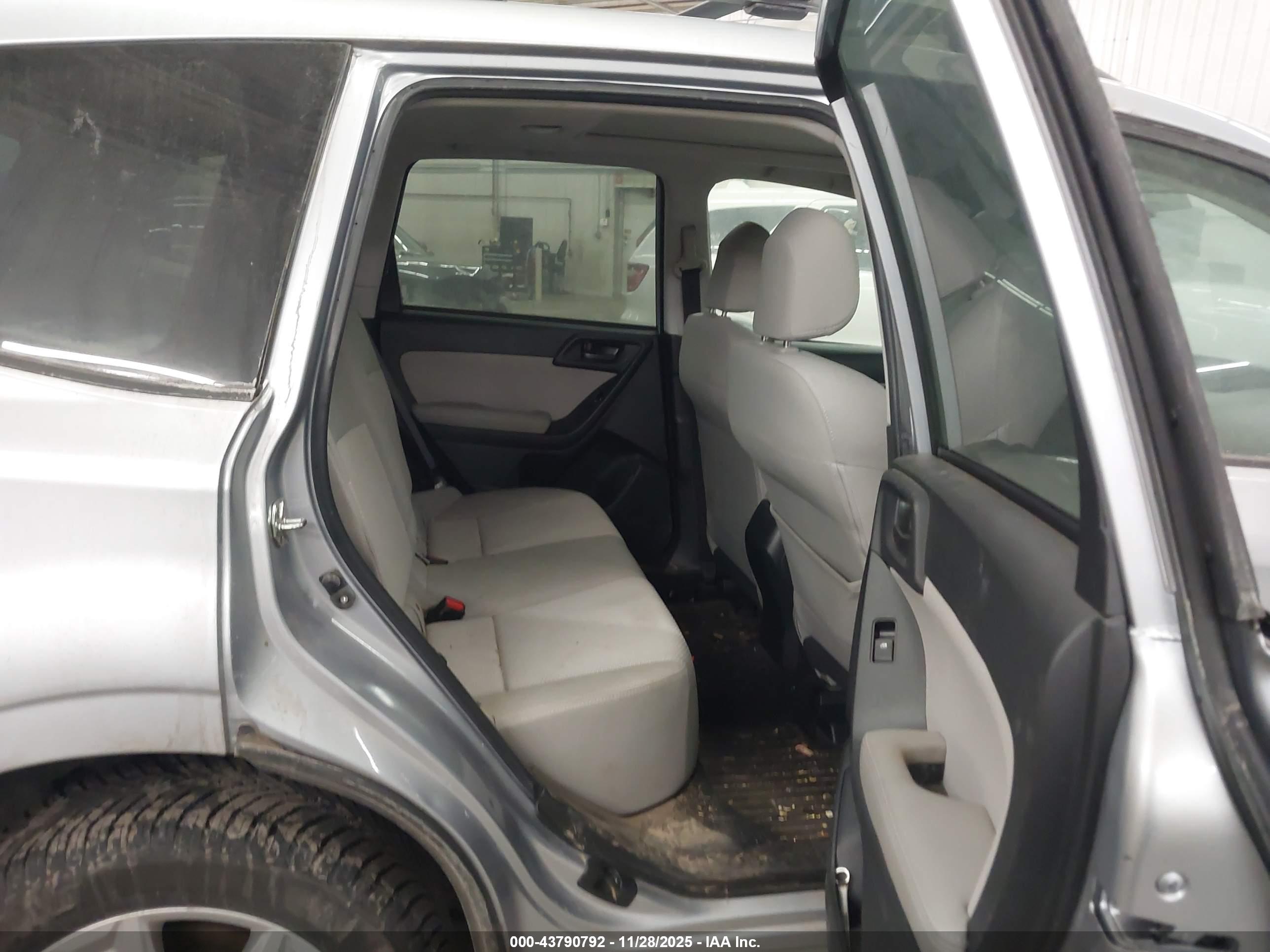 SUBARU FORESTER image 8