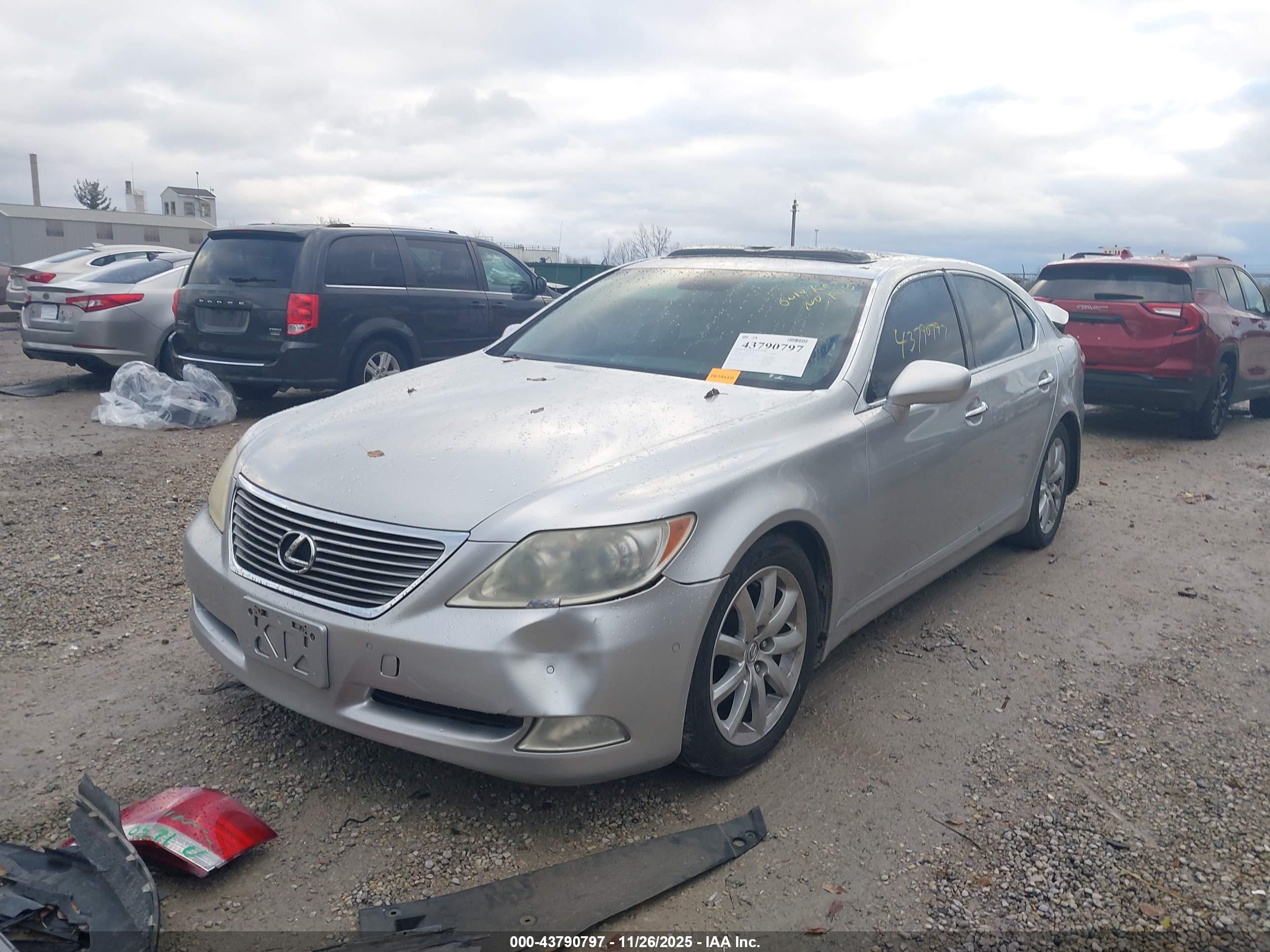 LEXUS LS image 2