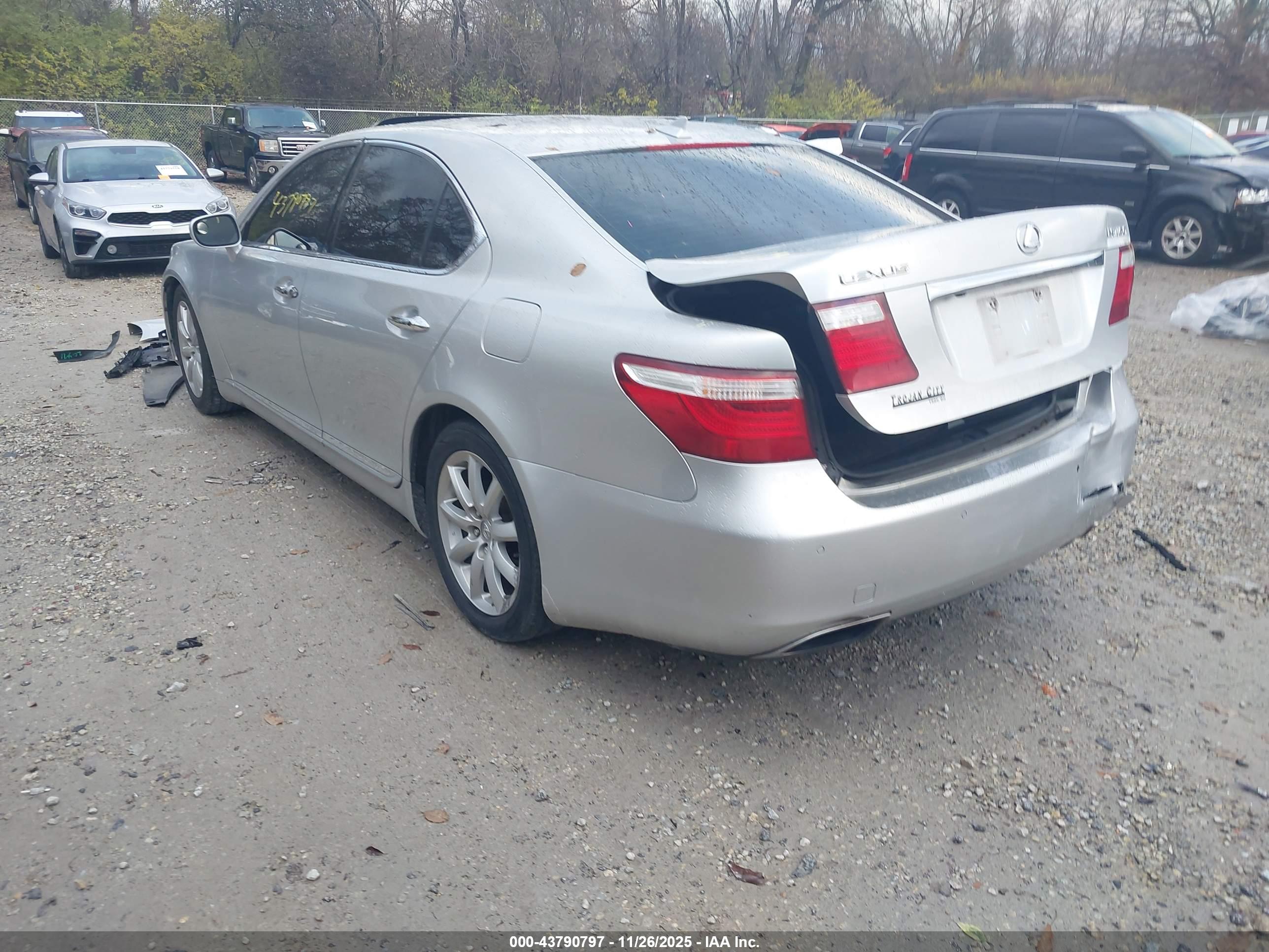 LEXUS LS image 3