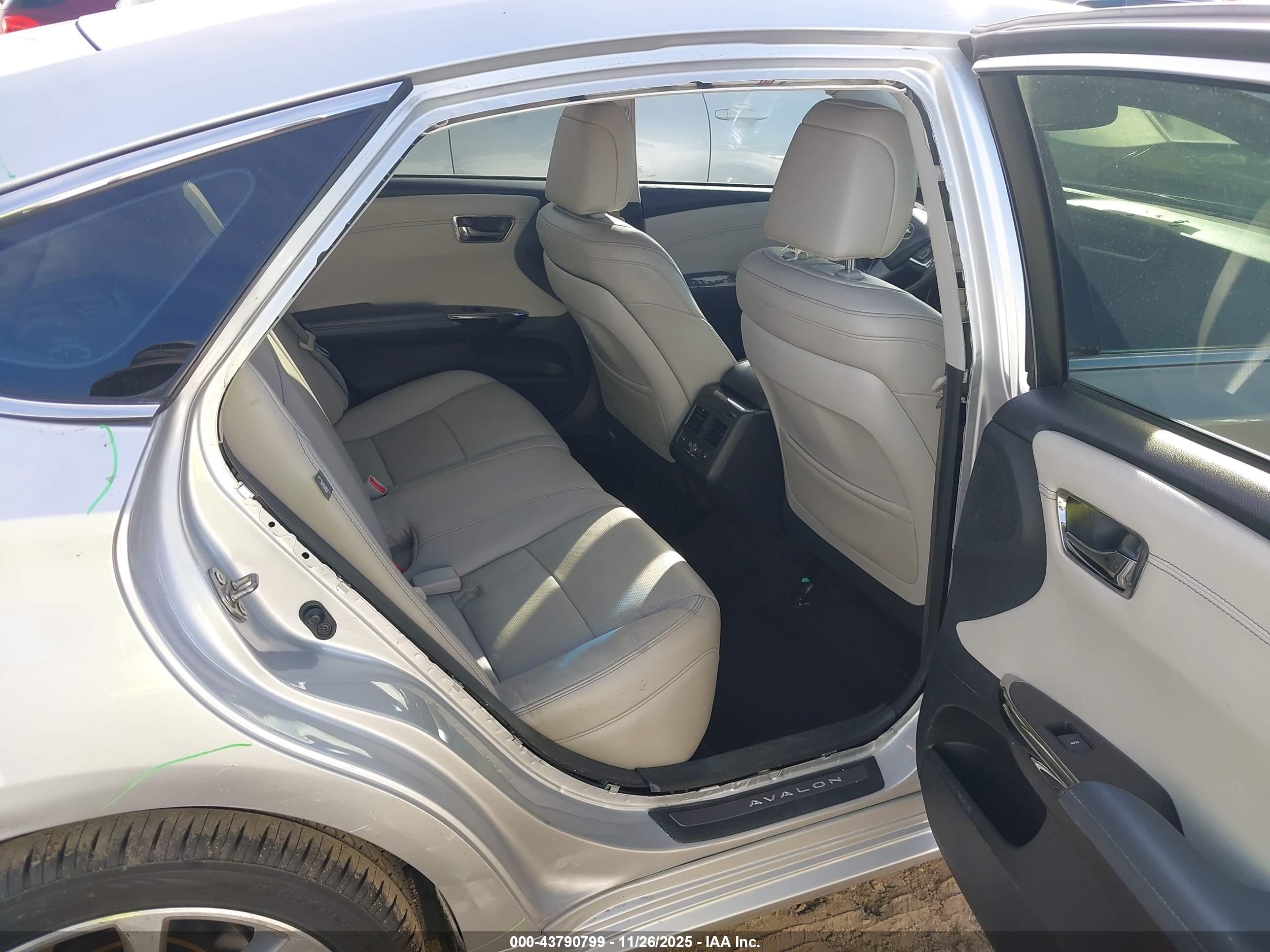 TOYOTA AVALON image 8