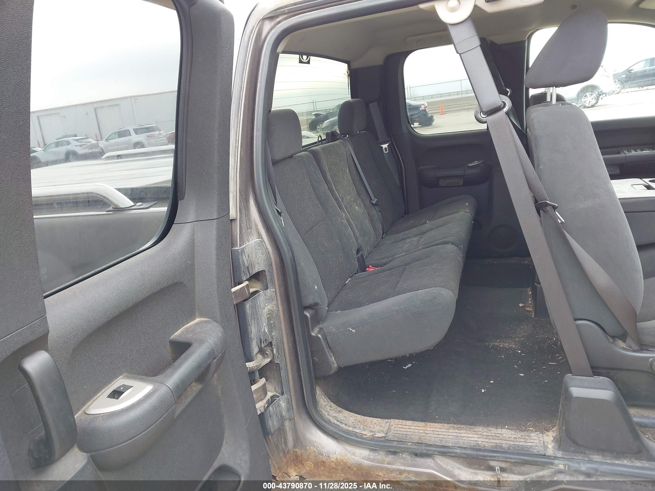 CHEVROLET SILVERADO image 8
