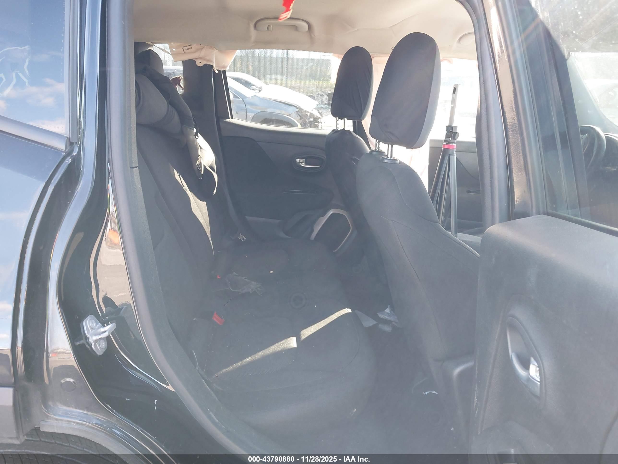 JEEP RENEGADE image 8
