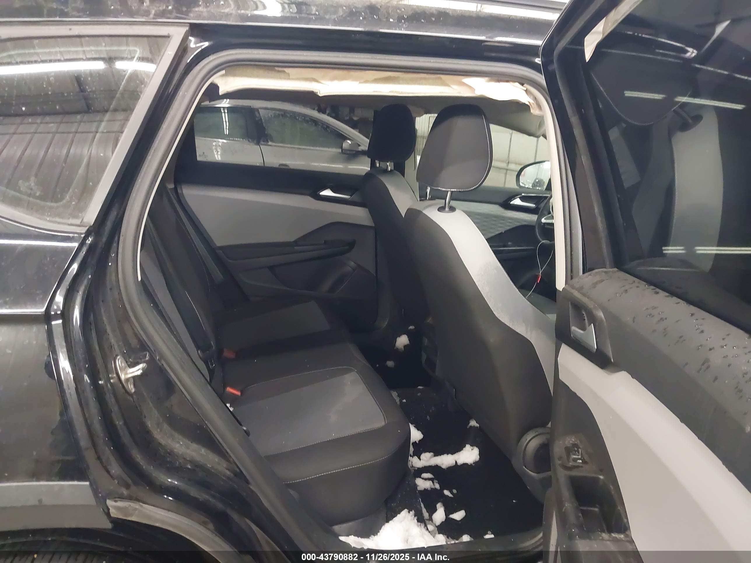 VOLKSWAGEN TAOS image 8