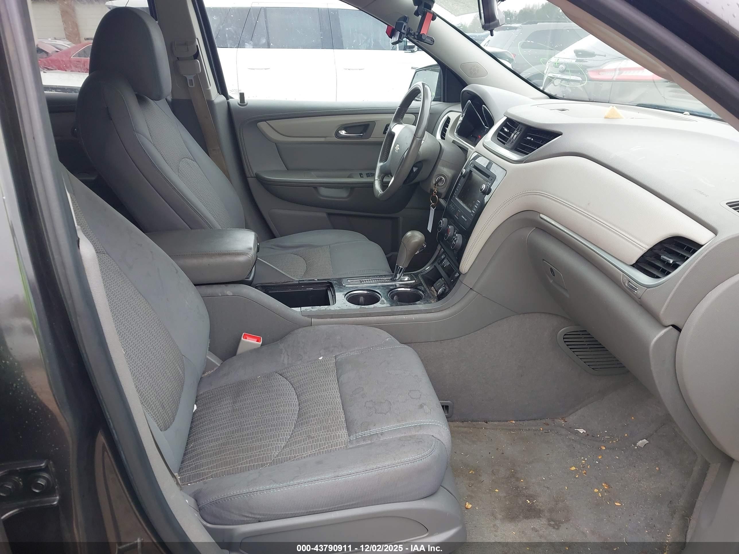 CHEVROLET TRAVERSE image 5