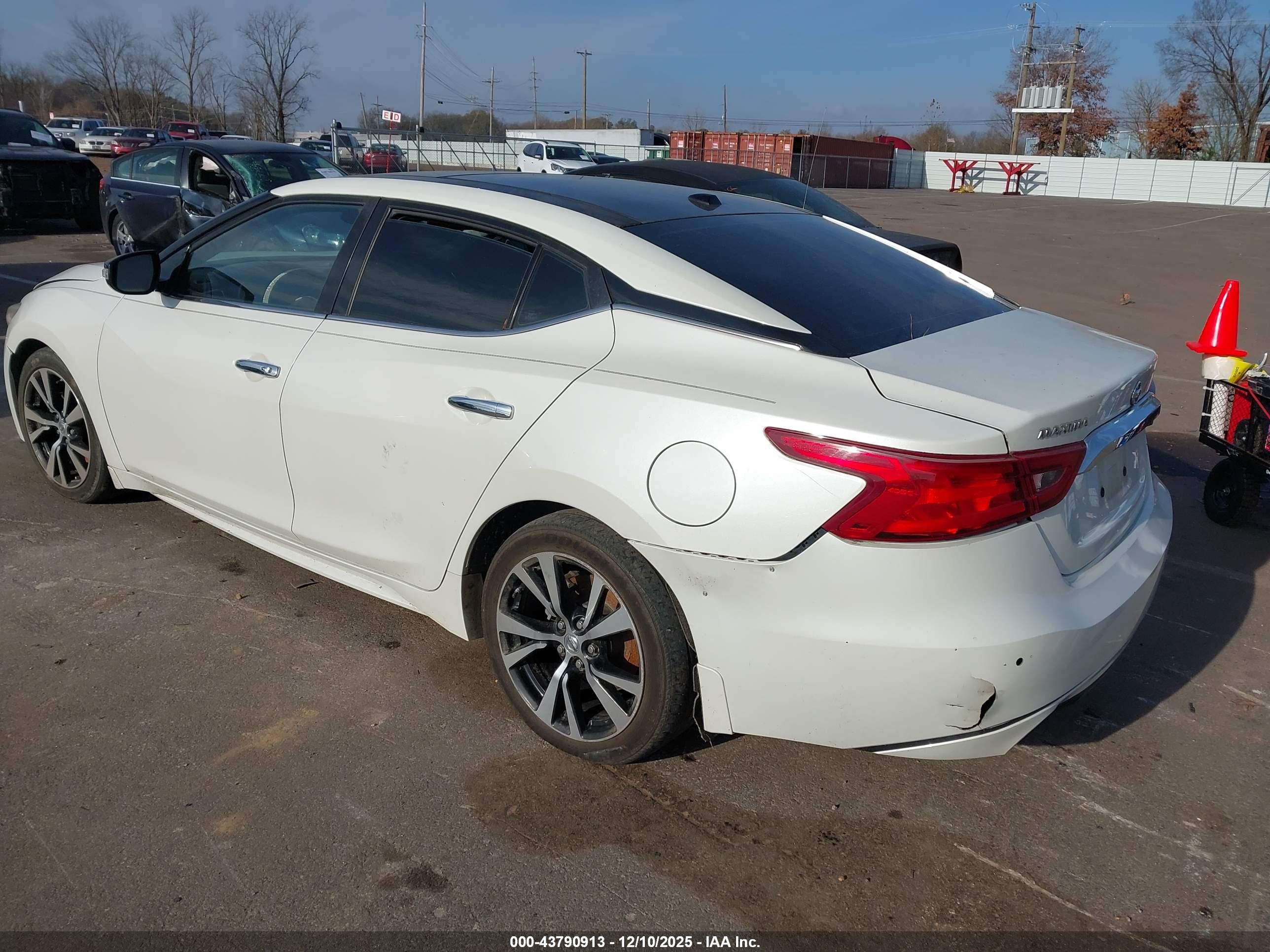 NISSAN MAXIMA image 3