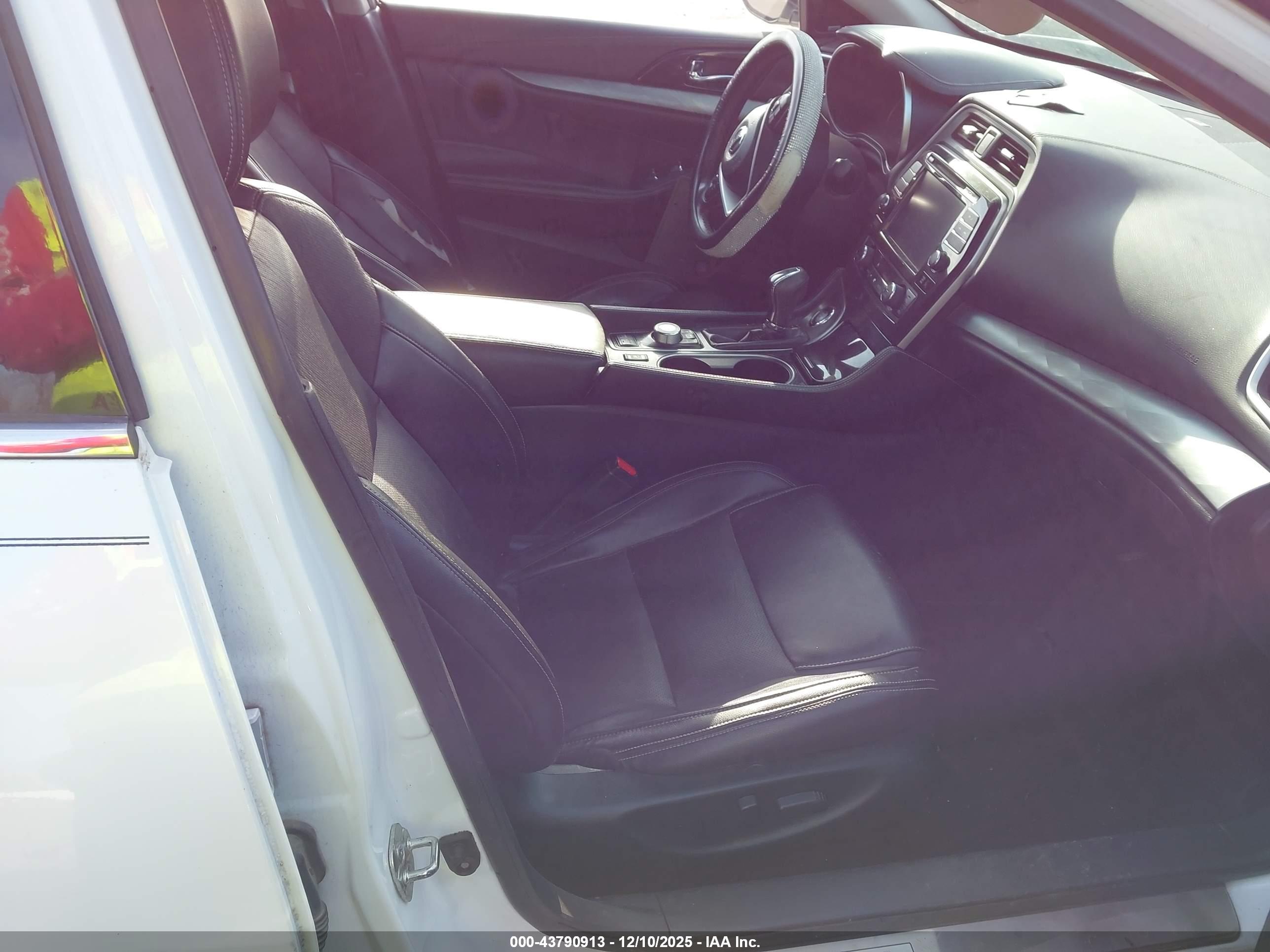 NISSAN MAXIMA image 5