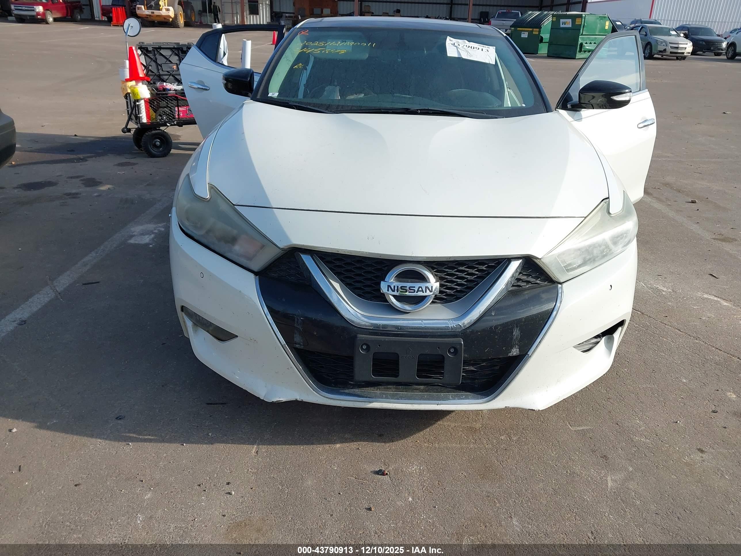 NISSAN MAXIMA image 6