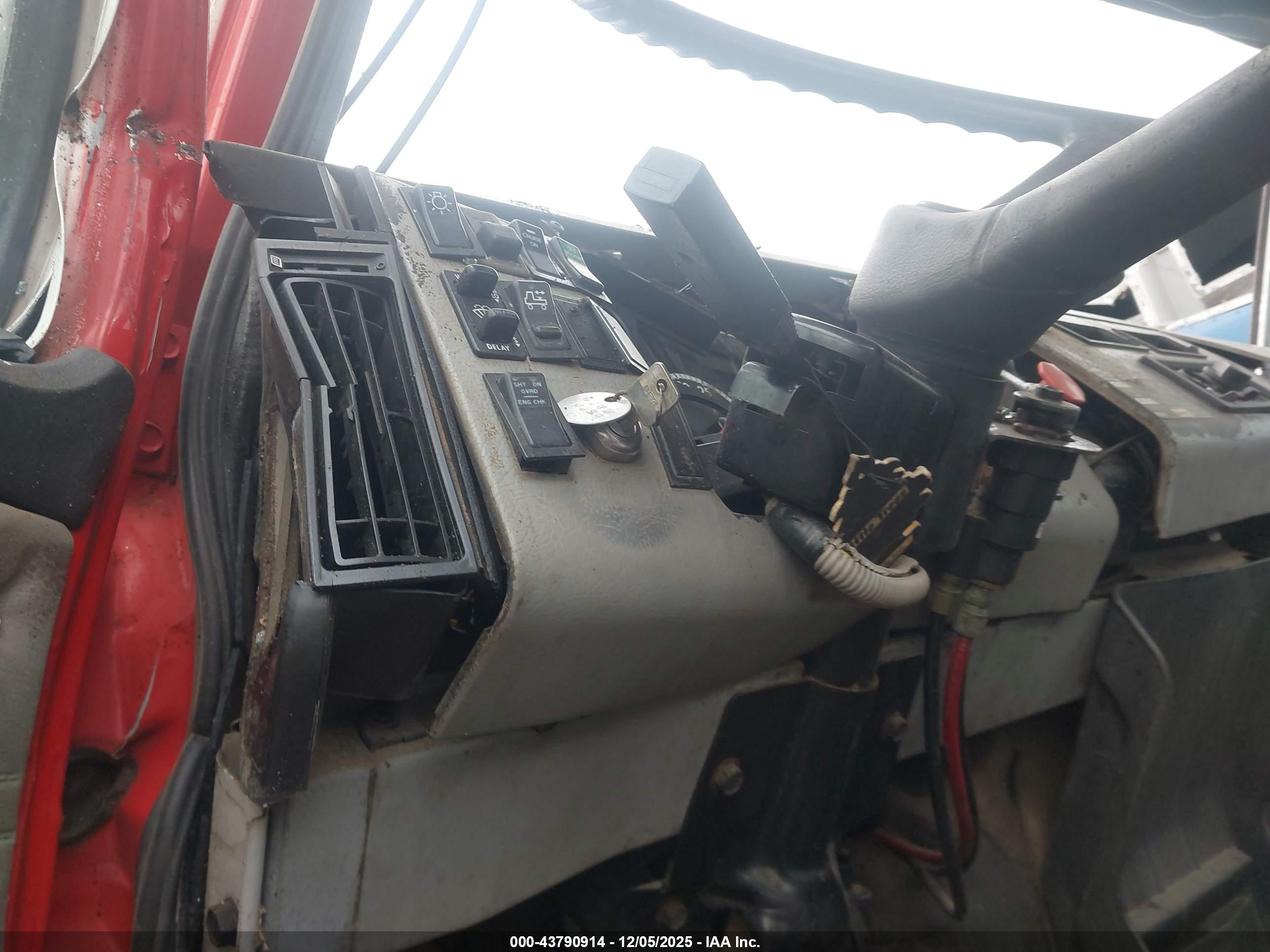 FREIGHTLINER MEDIUM image 11