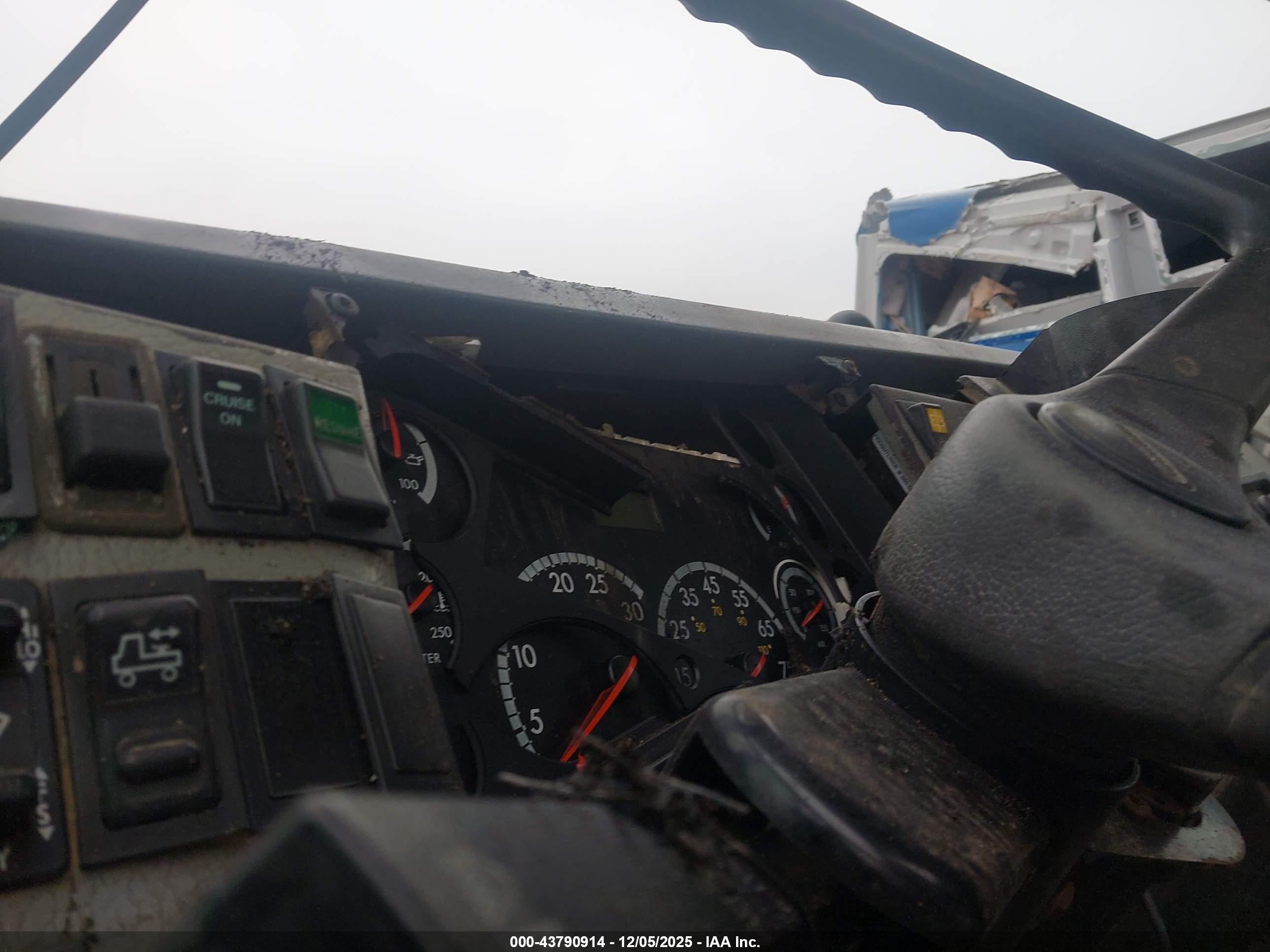 FREIGHTLINER MEDIUM image 6