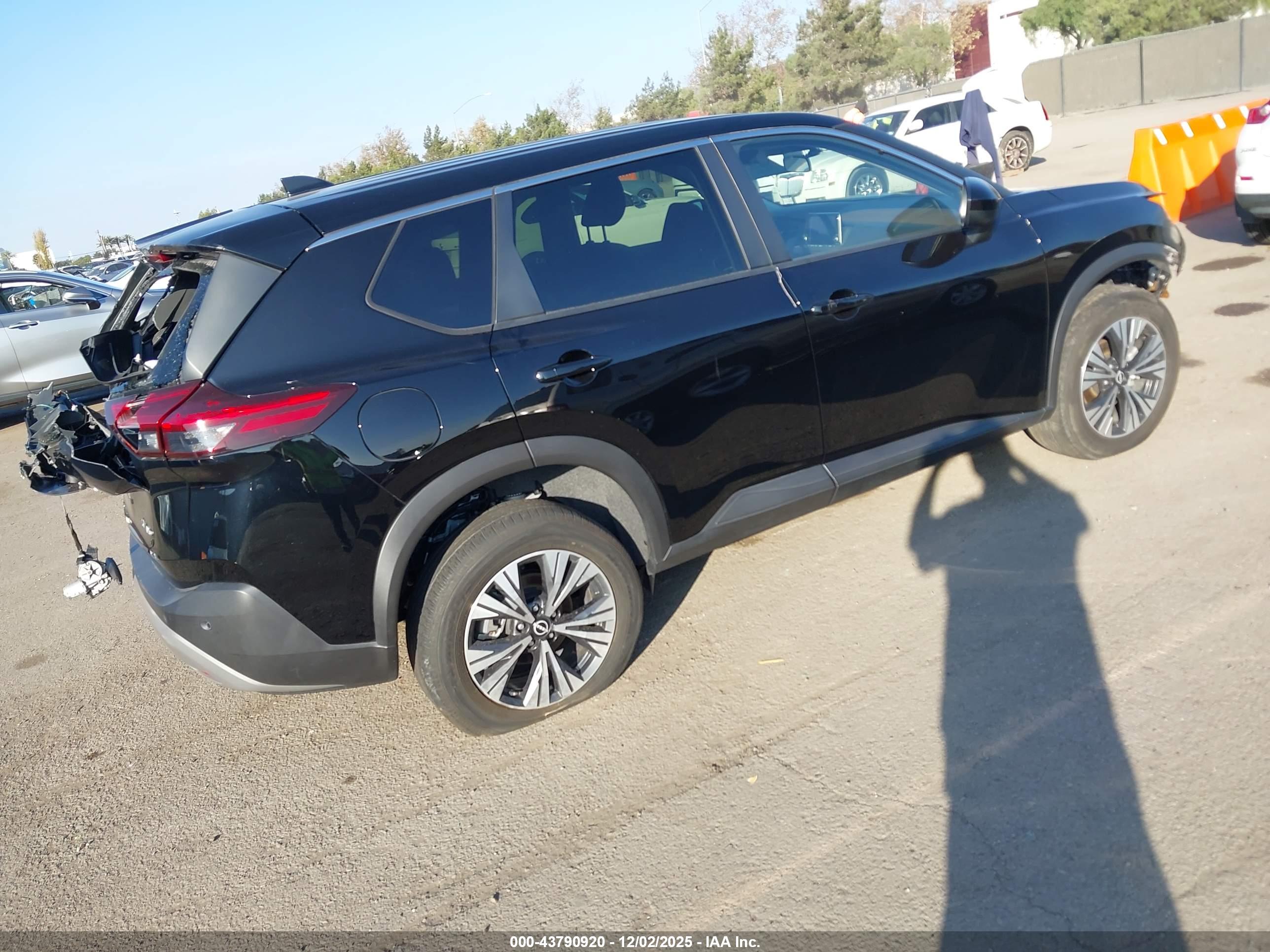 NISSAN ROGUE image 4