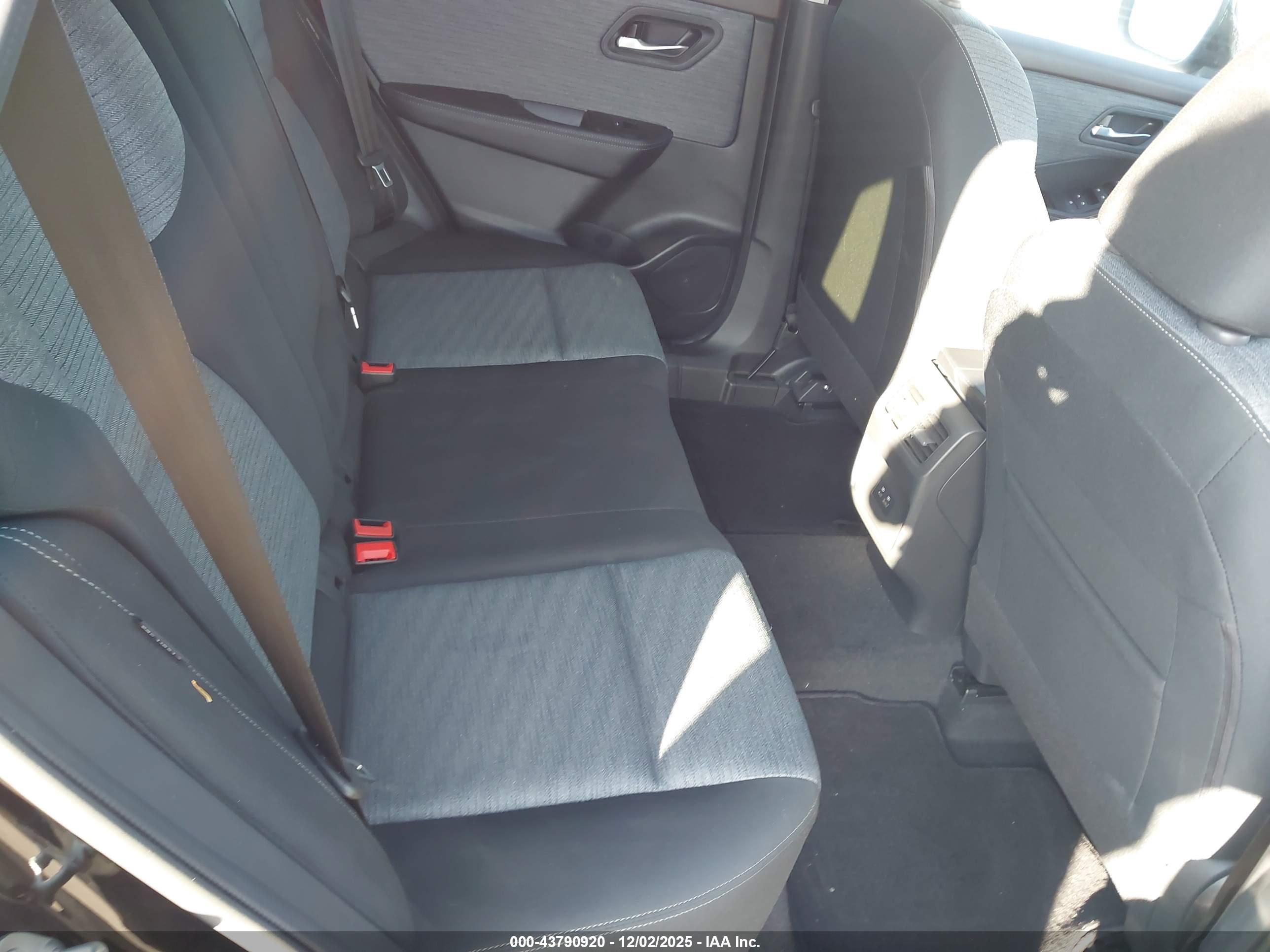 NISSAN ROGUE image 8