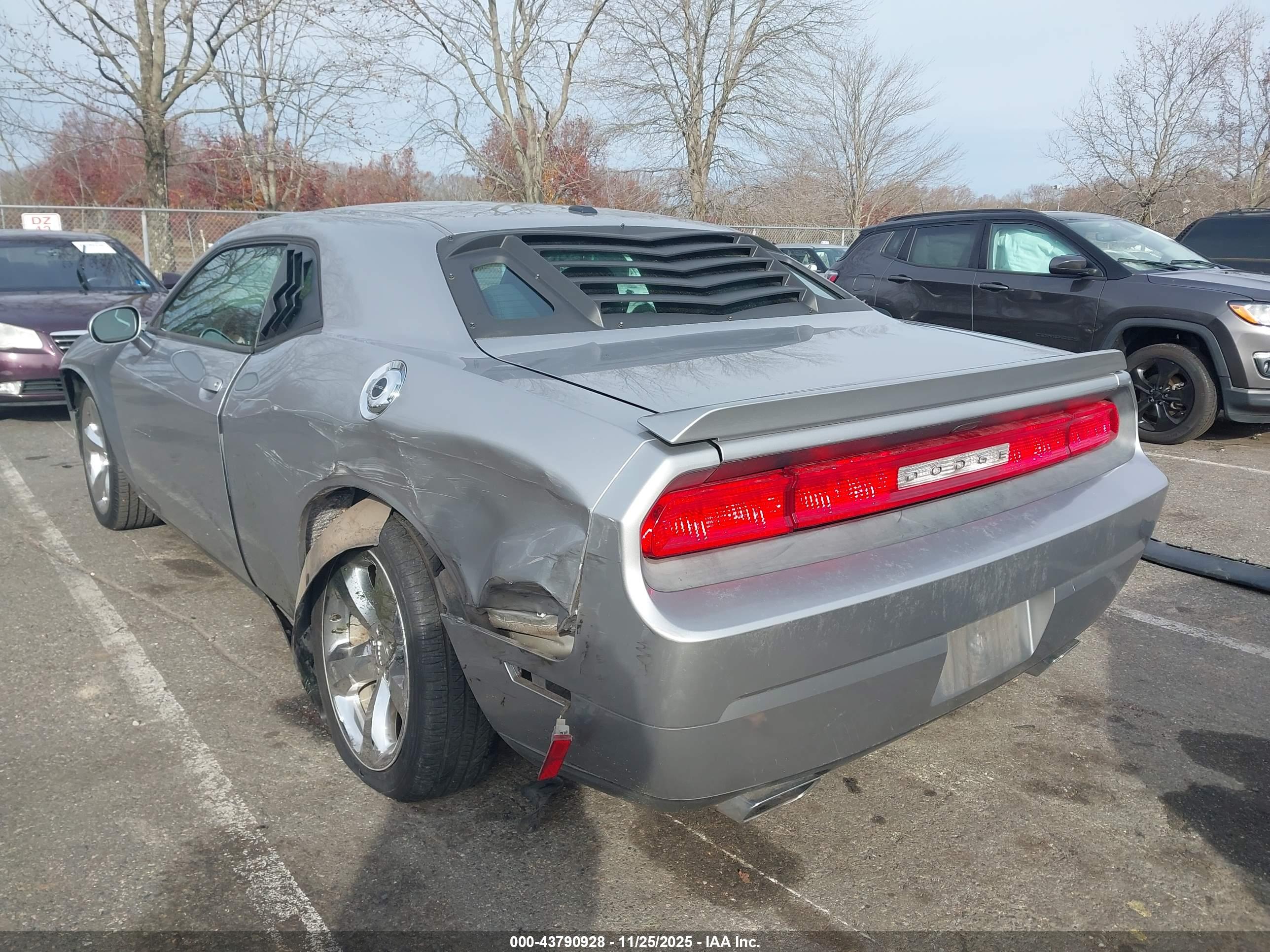 DODGE CHALLENGER image 3