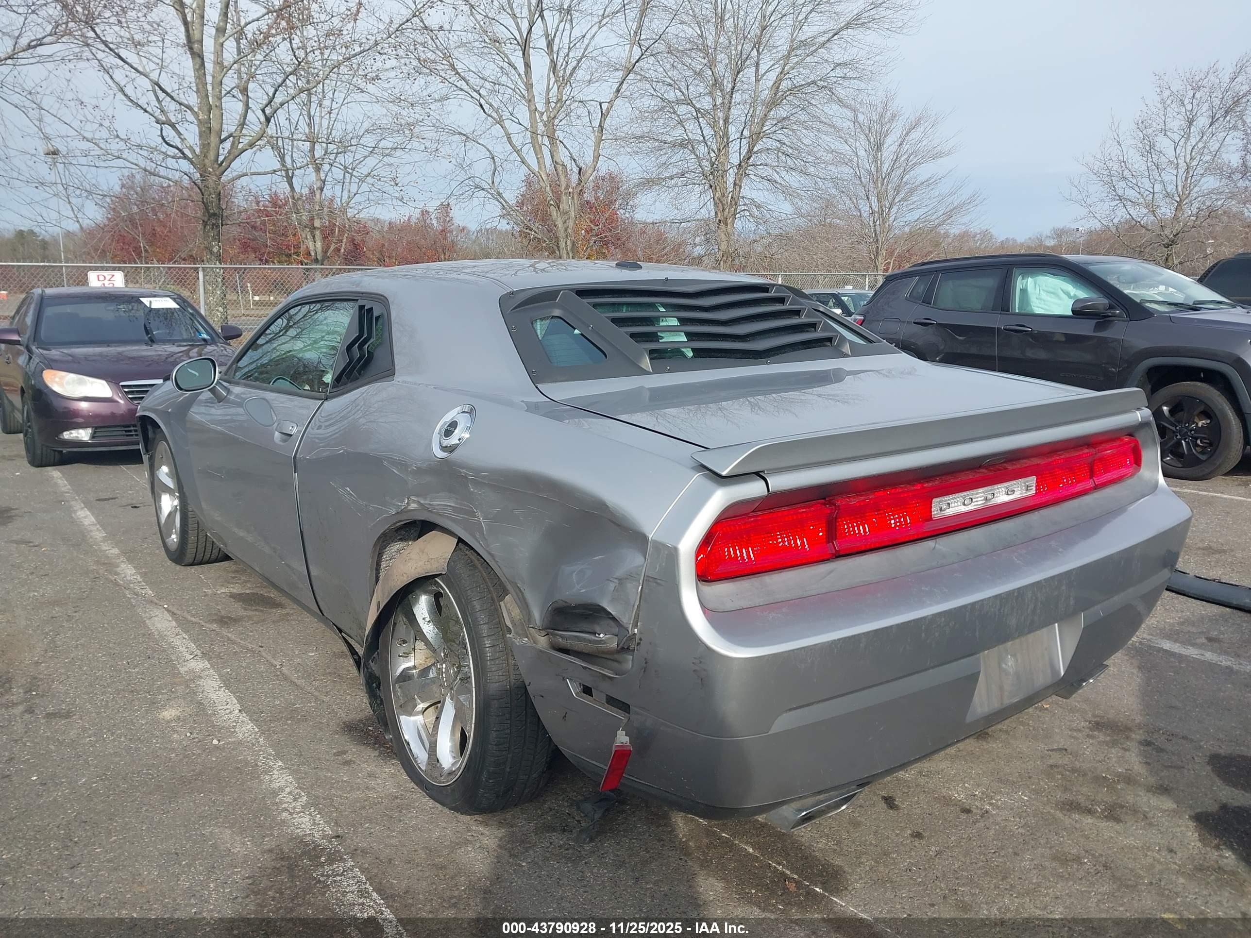 DODGE CHALLENGER image 6