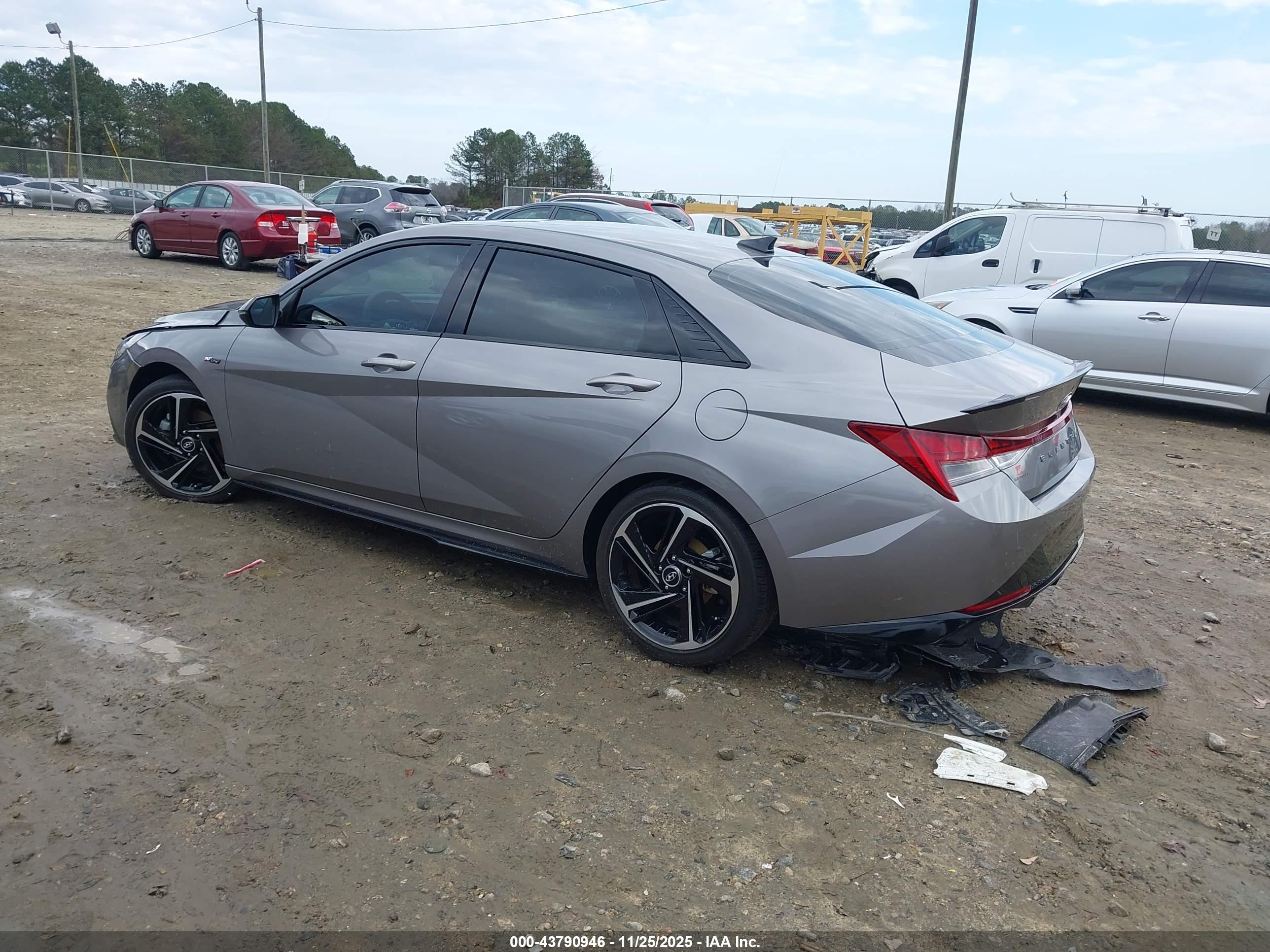 HYUNDAI ELANTRA image 3