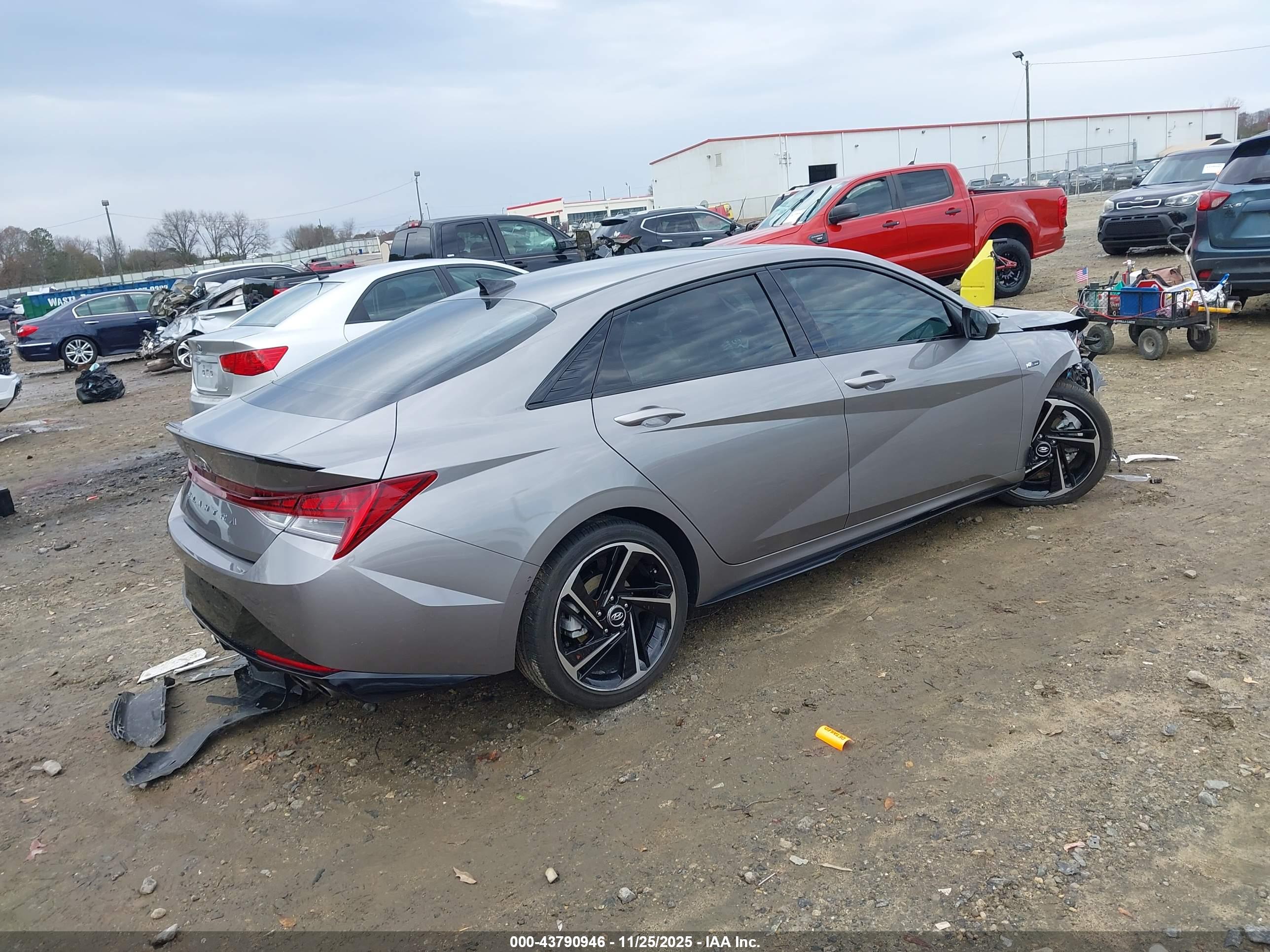HYUNDAI ELANTRA image 4