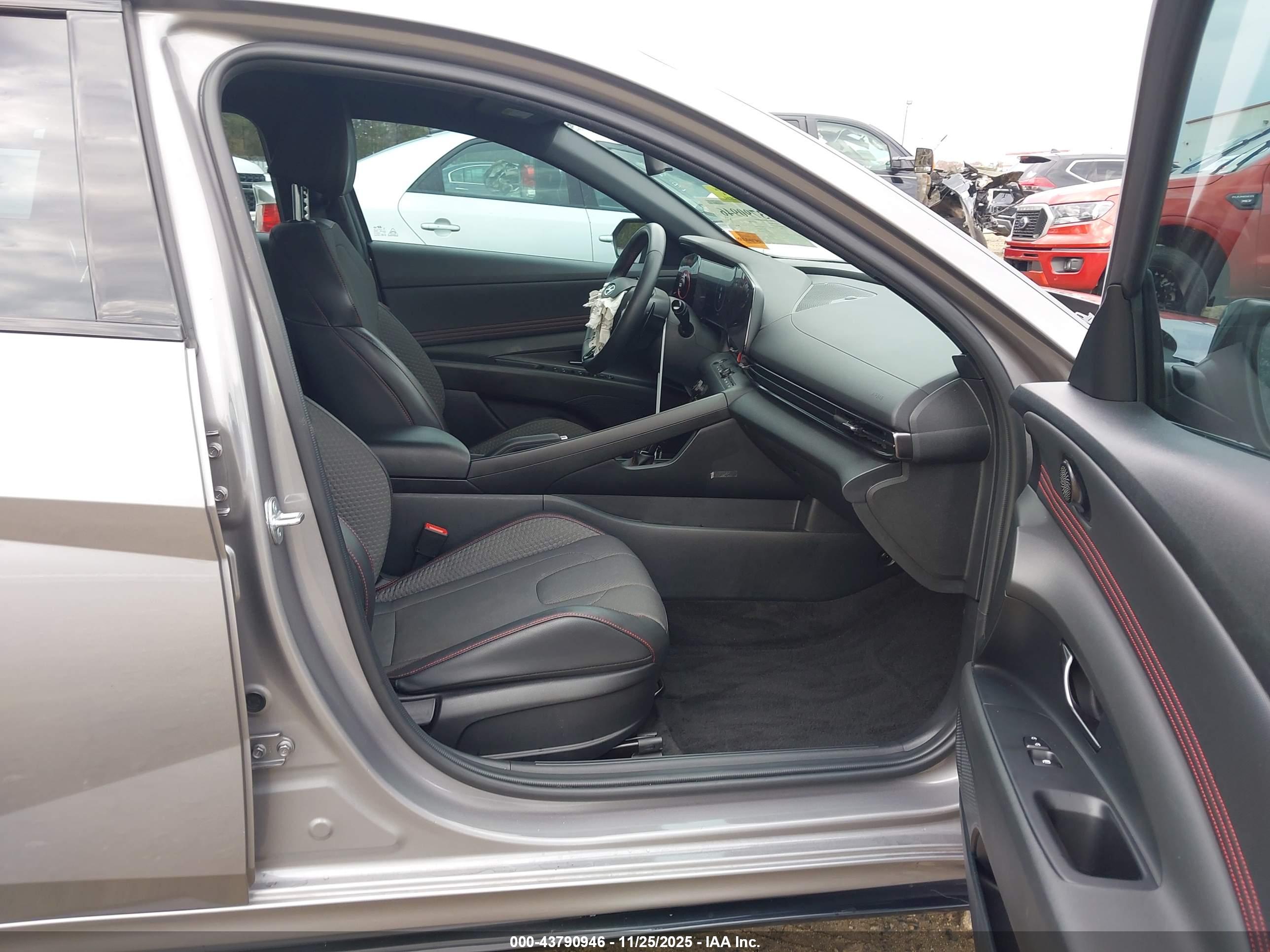 HYUNDAI ELANTRA image 5