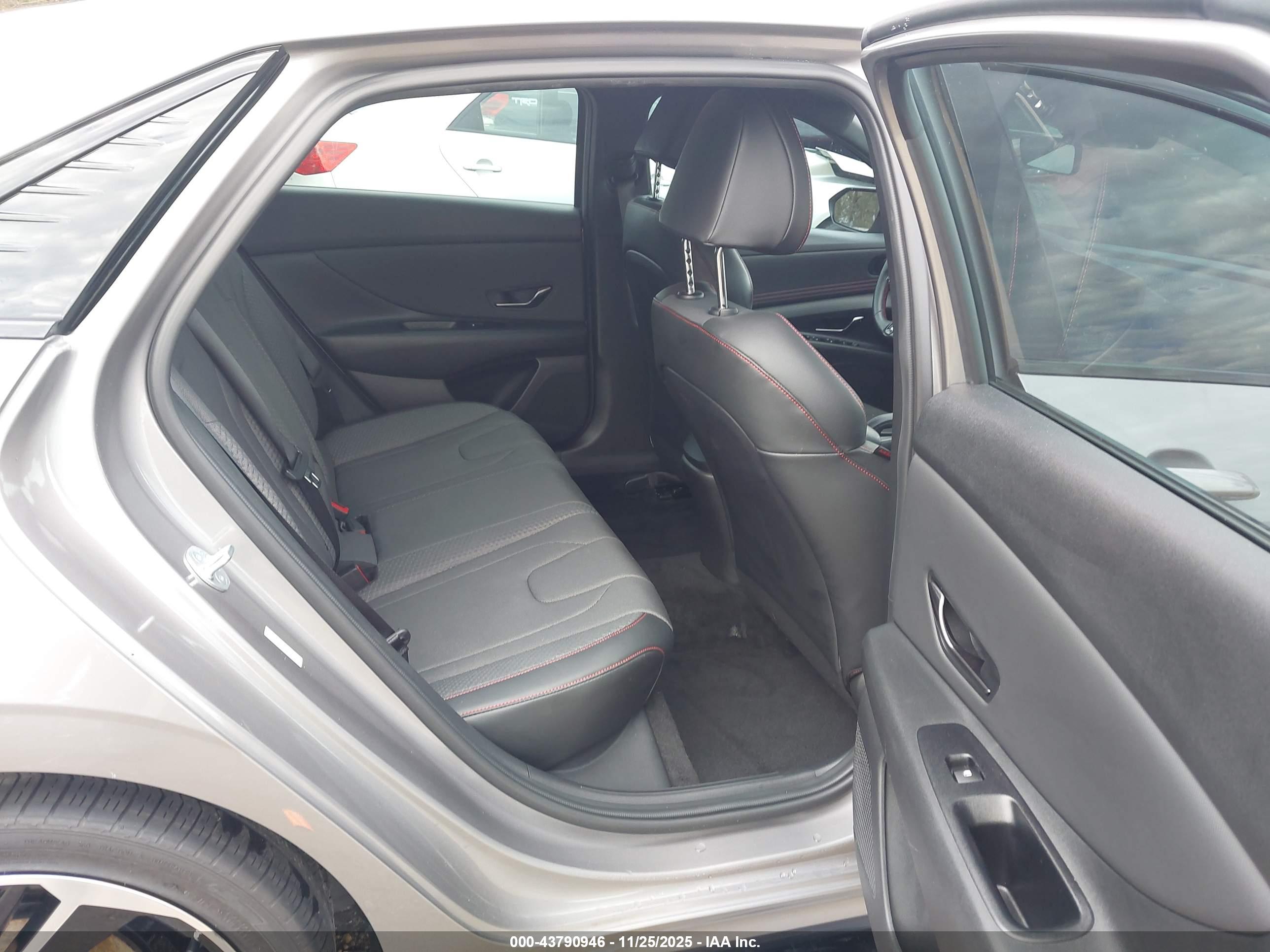 HYUNDAI ELANTRA image 8