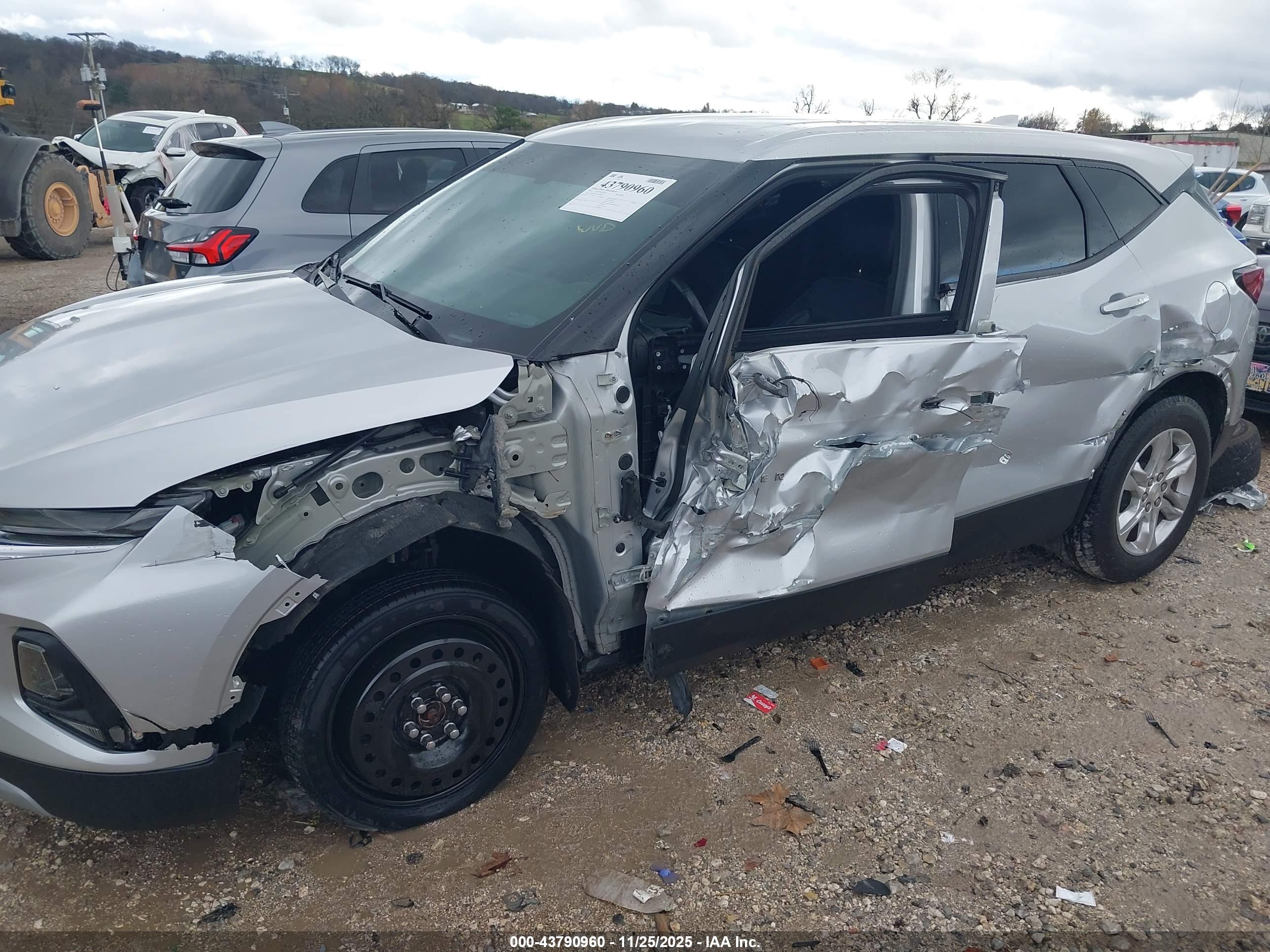 CHEVROLET BLAZER image 6