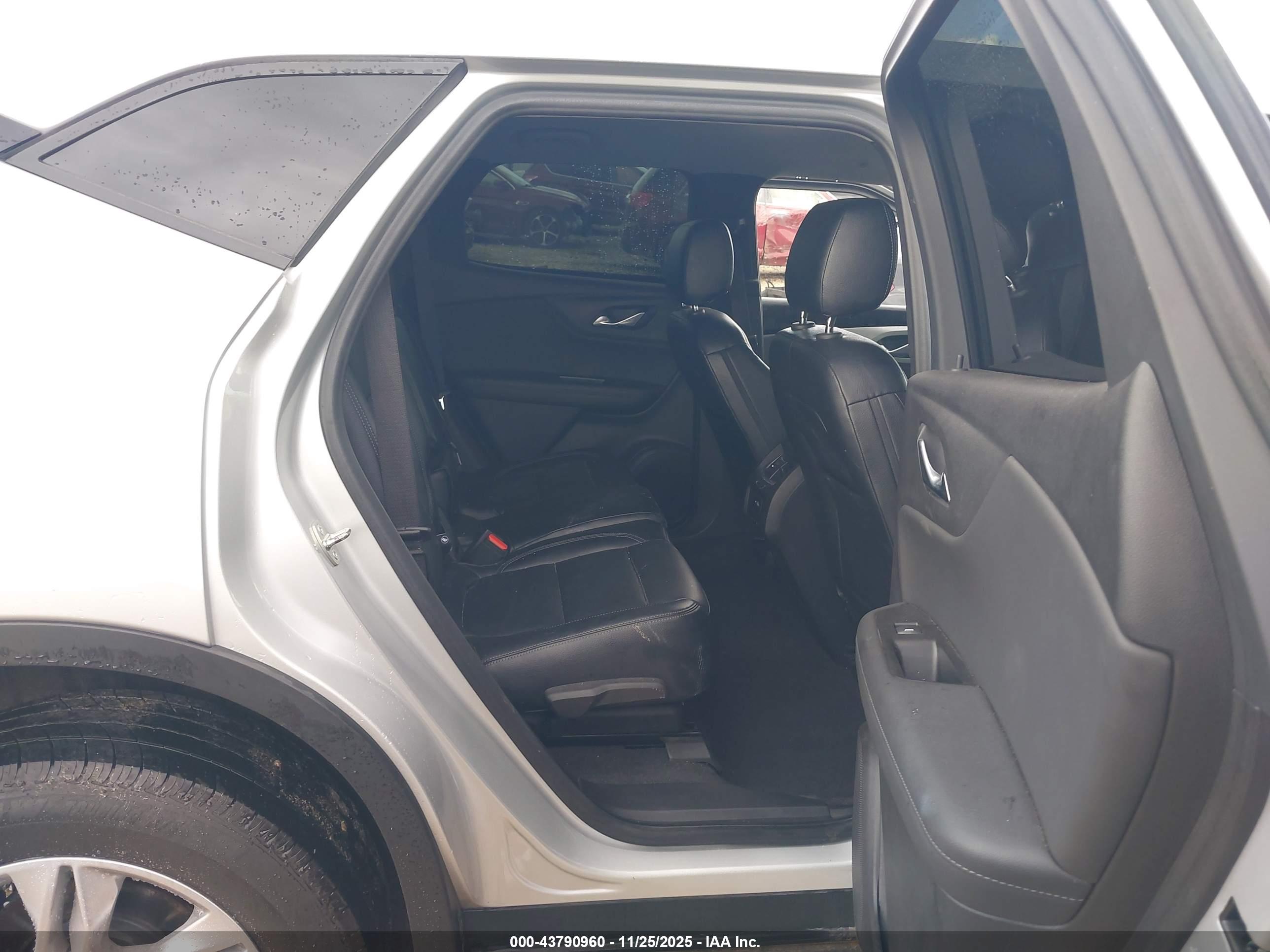 CHEVROLET BLAZER image 8