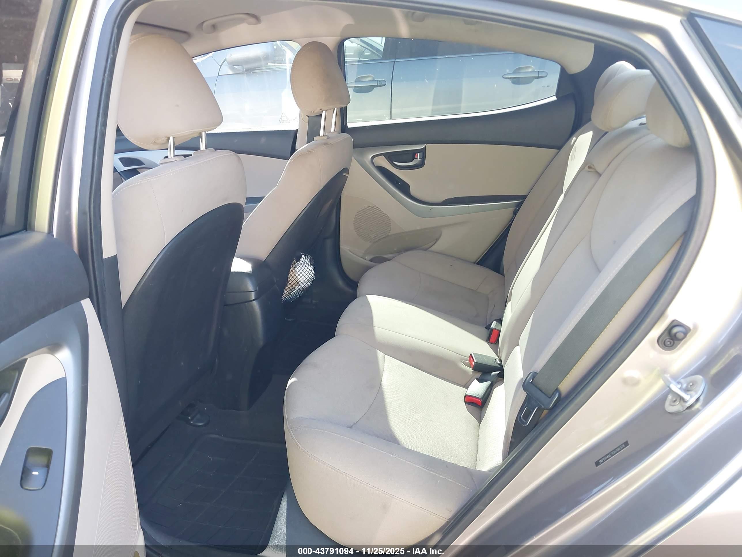 HYUNDAI ELANTRA image 8