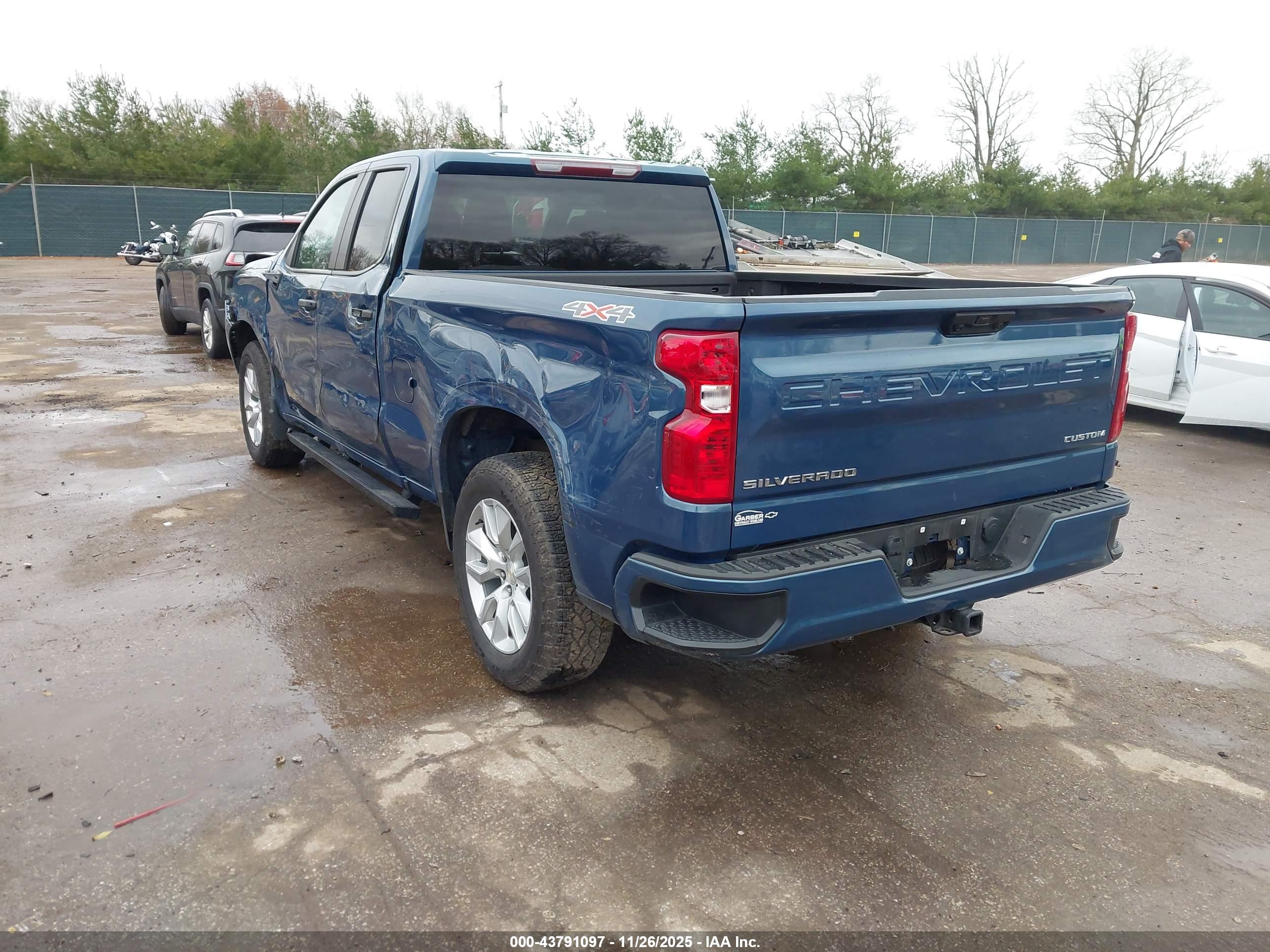 CHEVROLET SILVERADO image 3