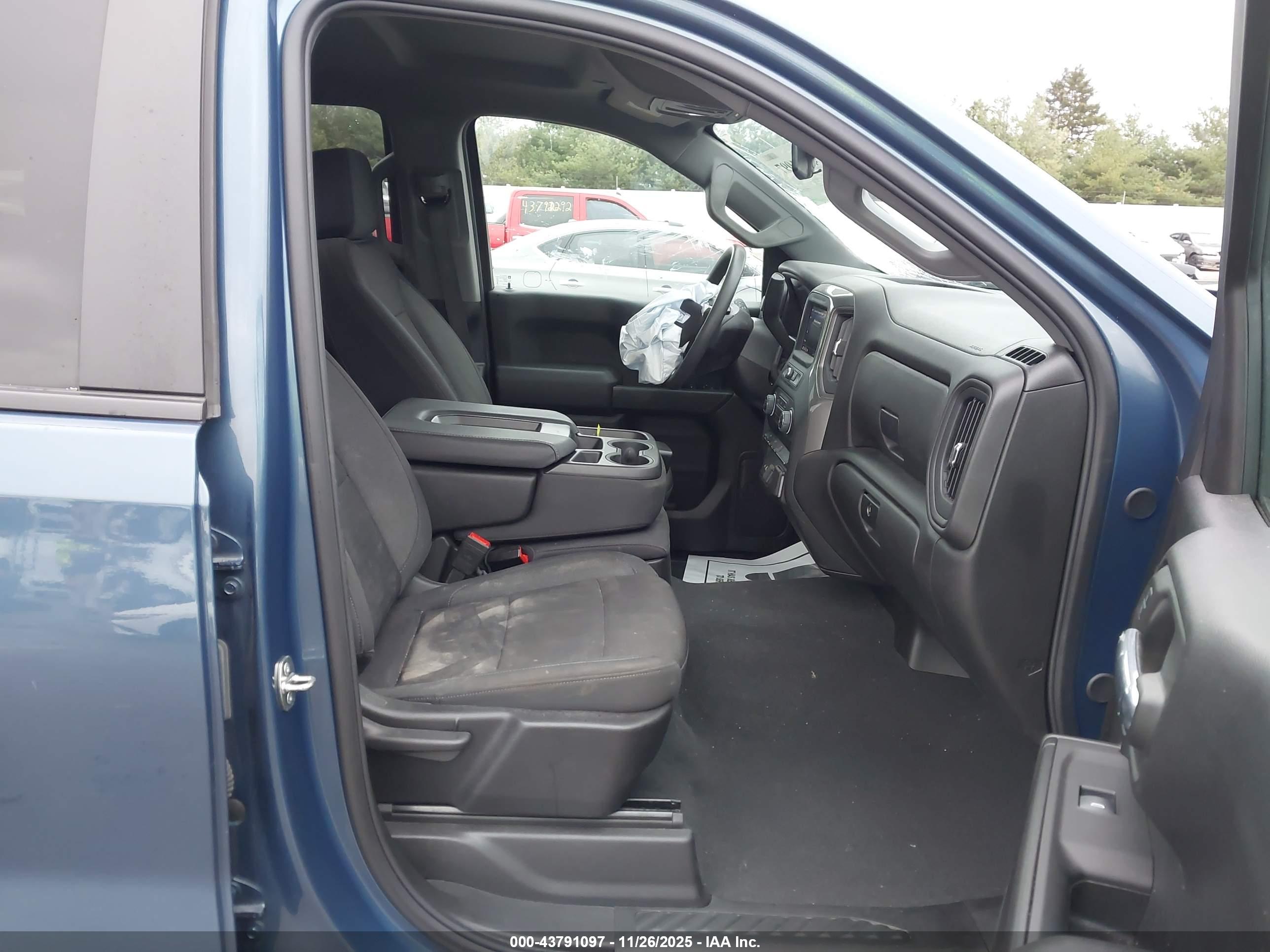 CHEVROLET SILVERADO image 5