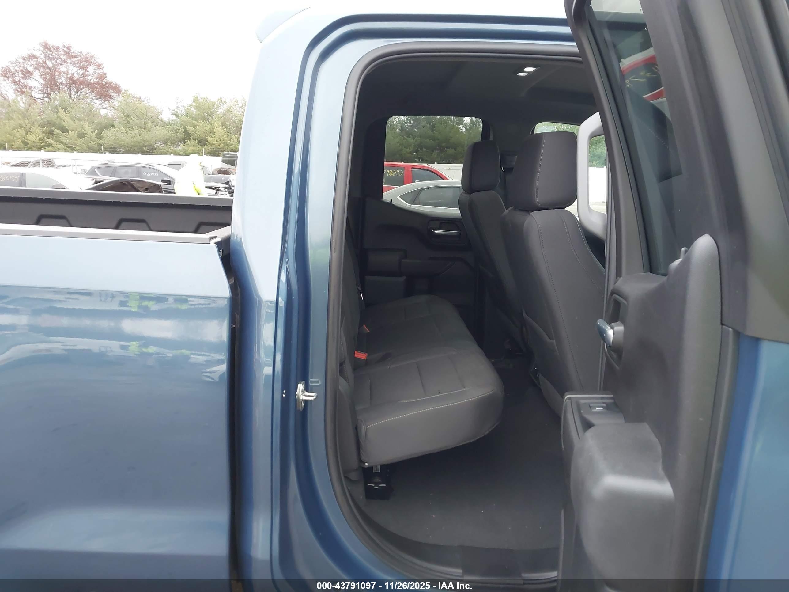 CHEVROLET SILVERADO image 8