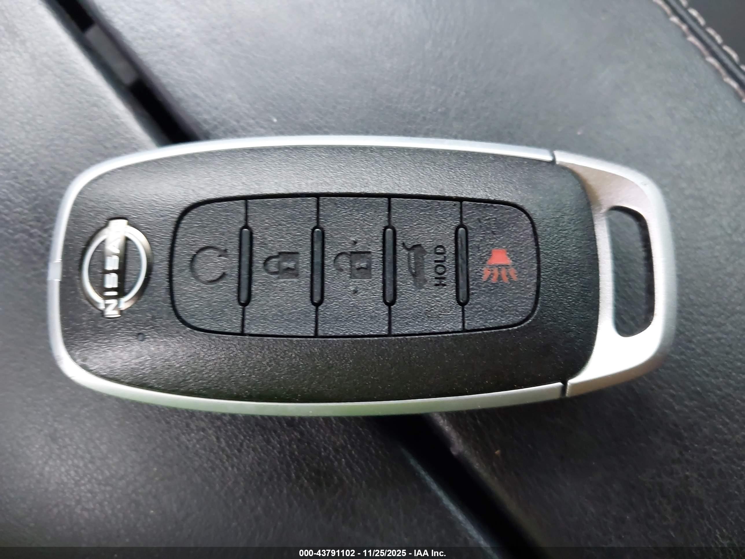 NISSAN ROGUE image 11