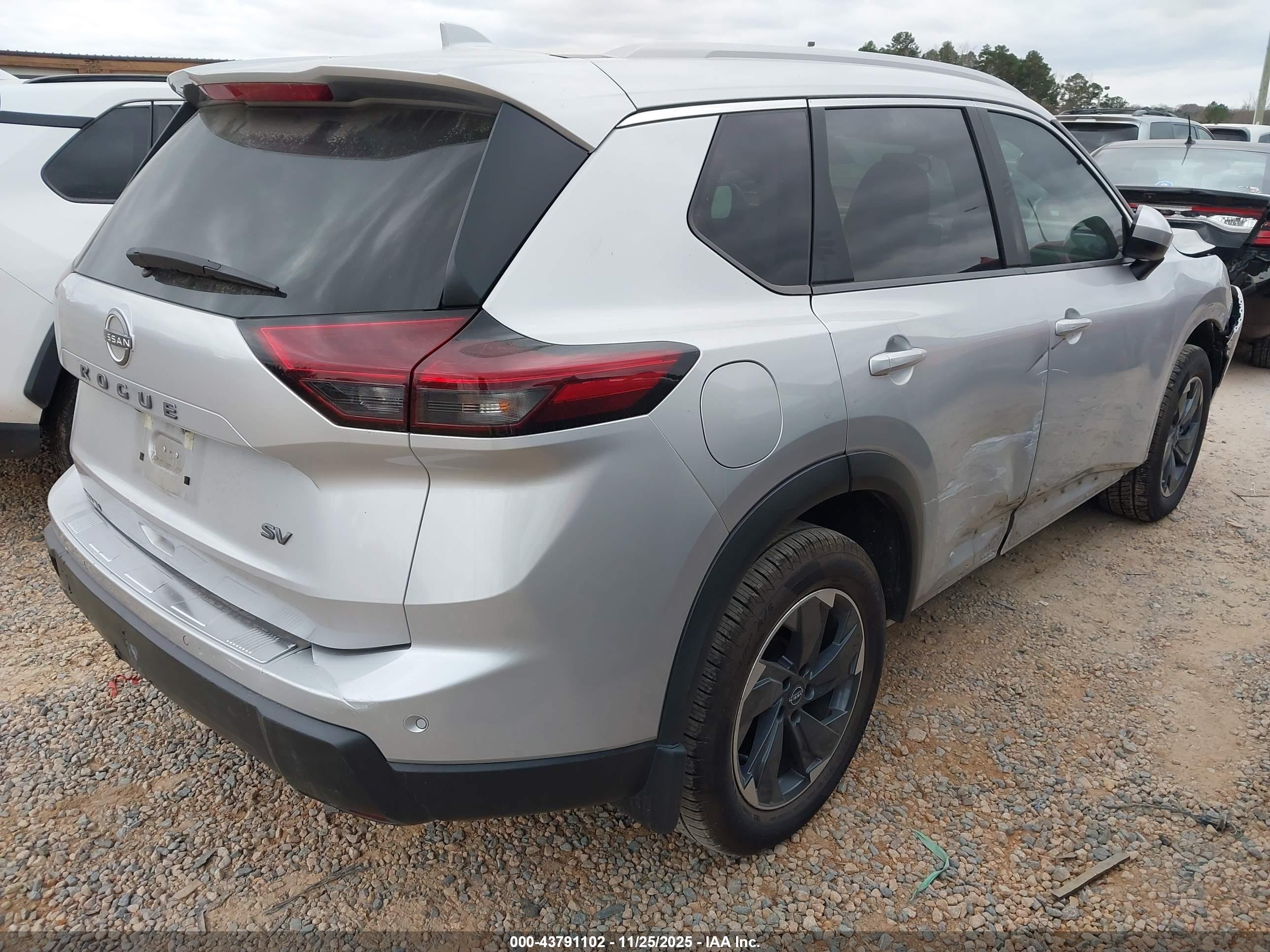 NISSAN ROGUE image 4