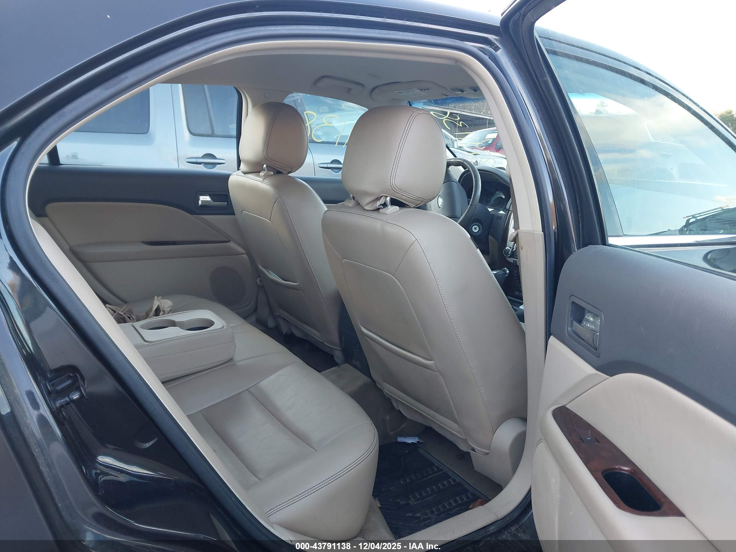 FORD FUSION image 8