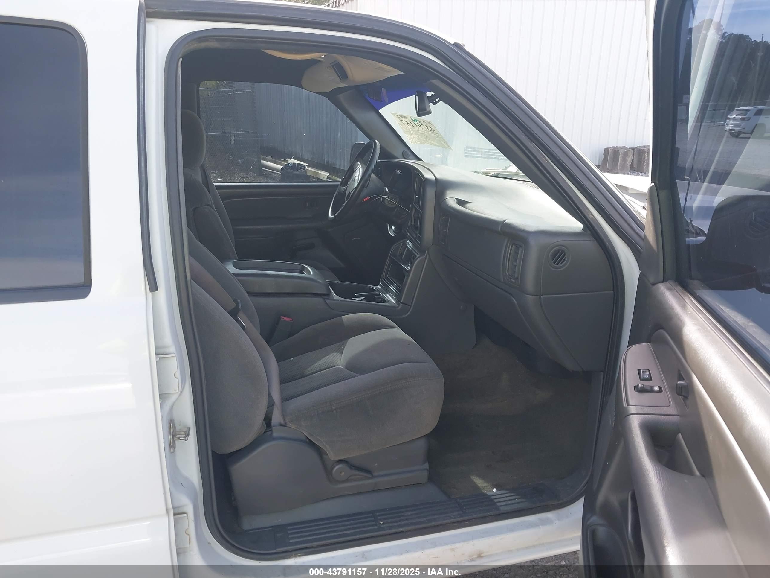 CHEVROLET SILVERADO image 5