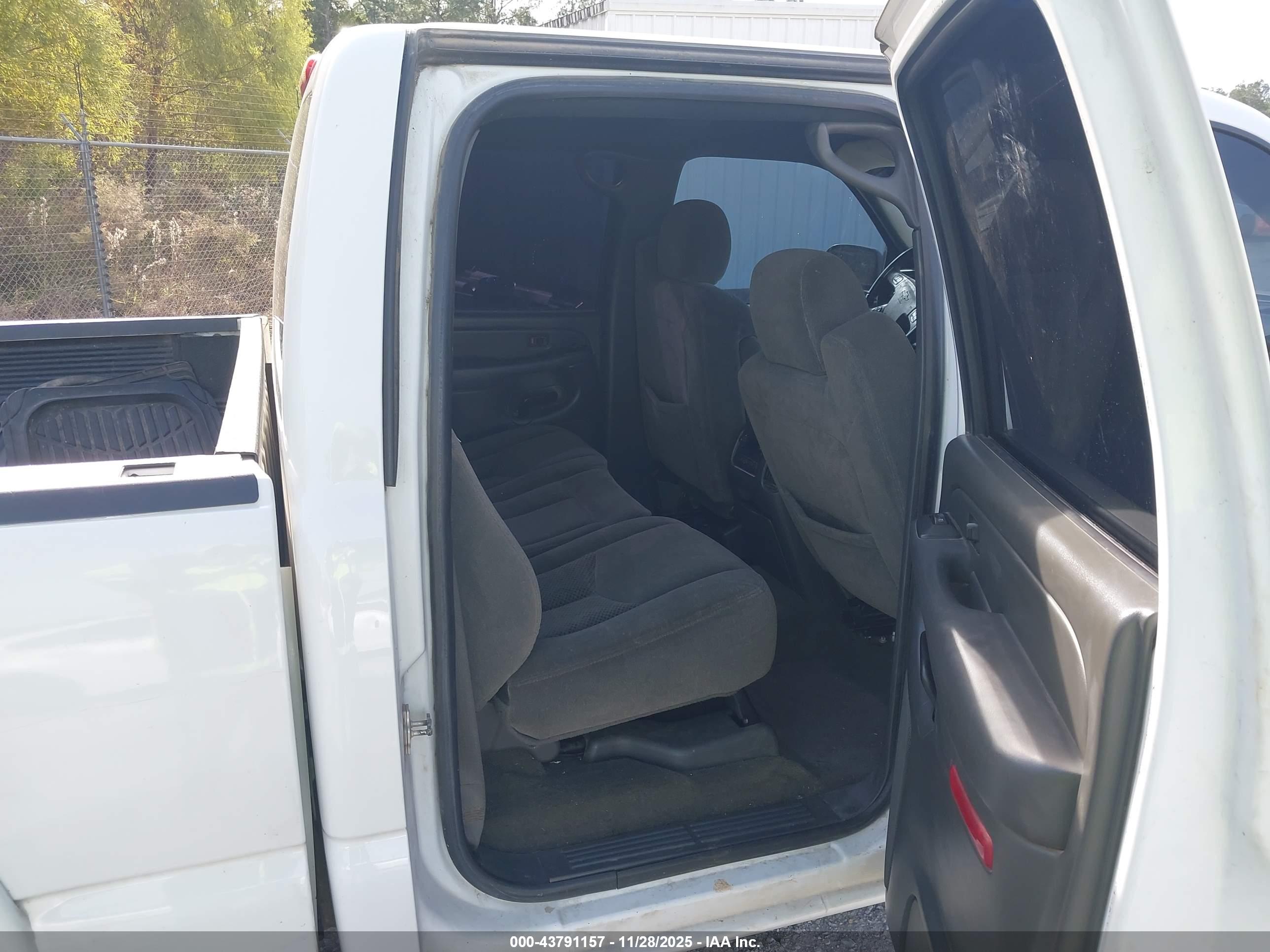 CHEVROLET SILVERADO image 8
