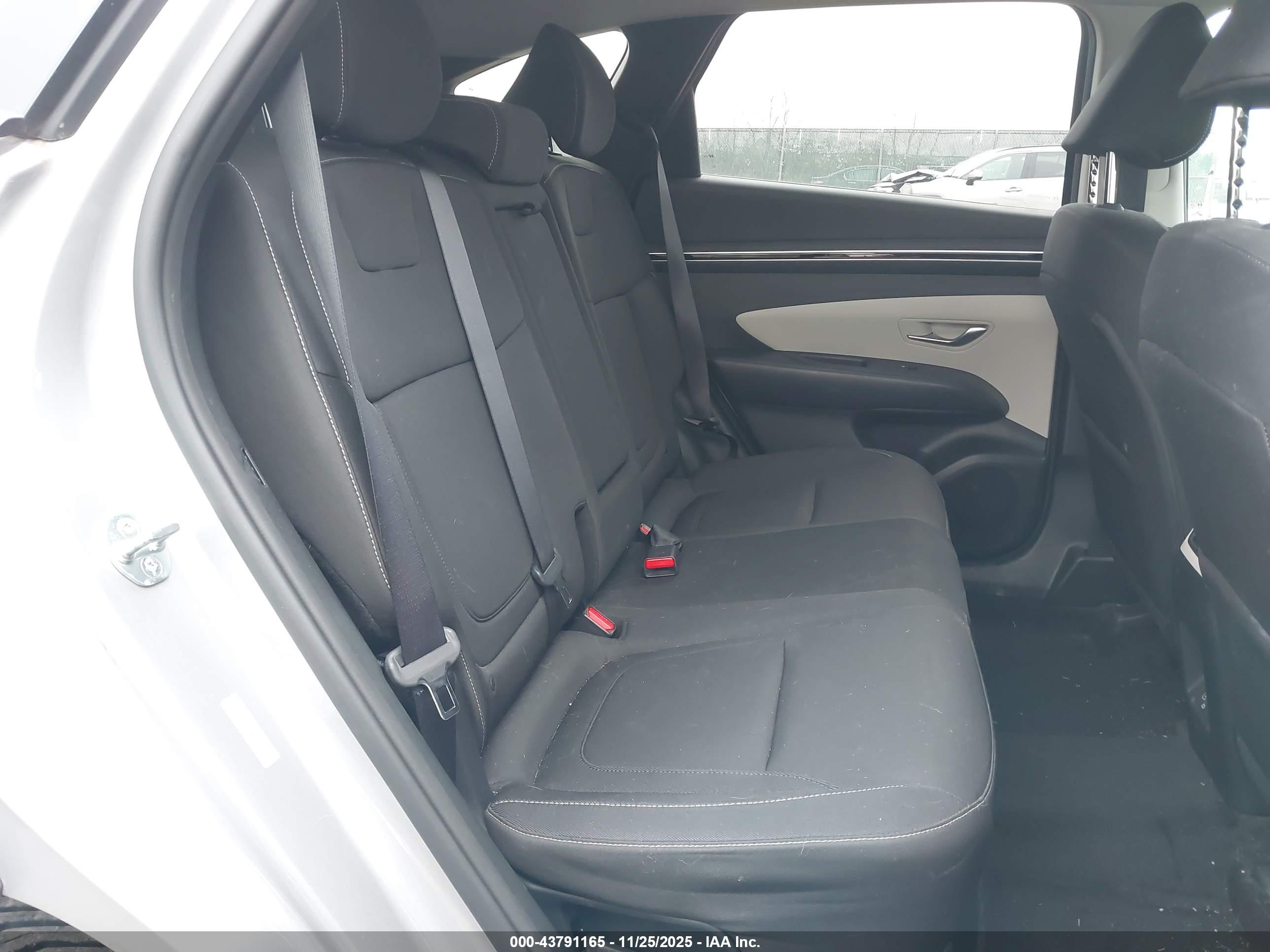 HYUNDAI TUCSON image 8