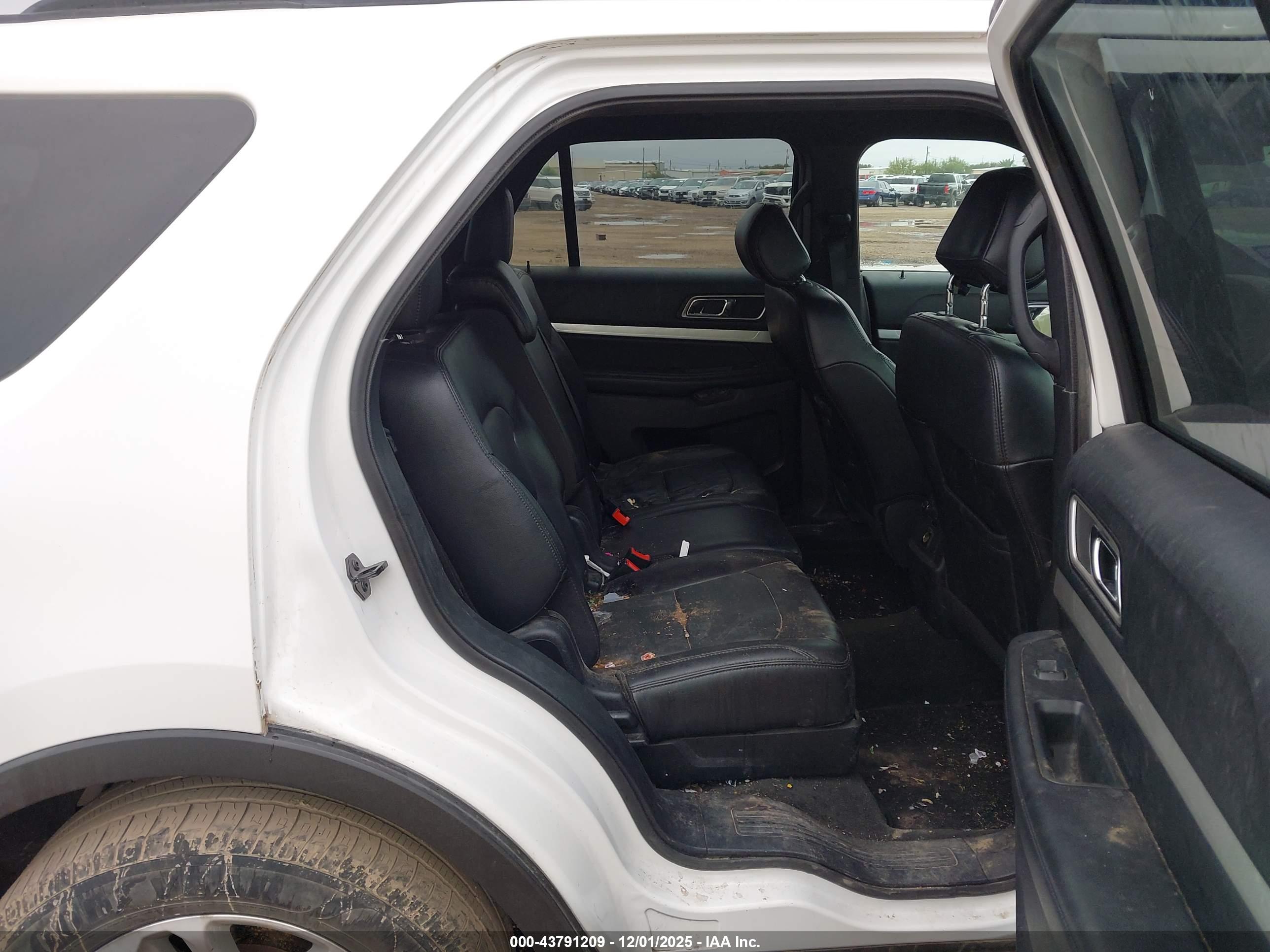 FORD EXPLORER image 8