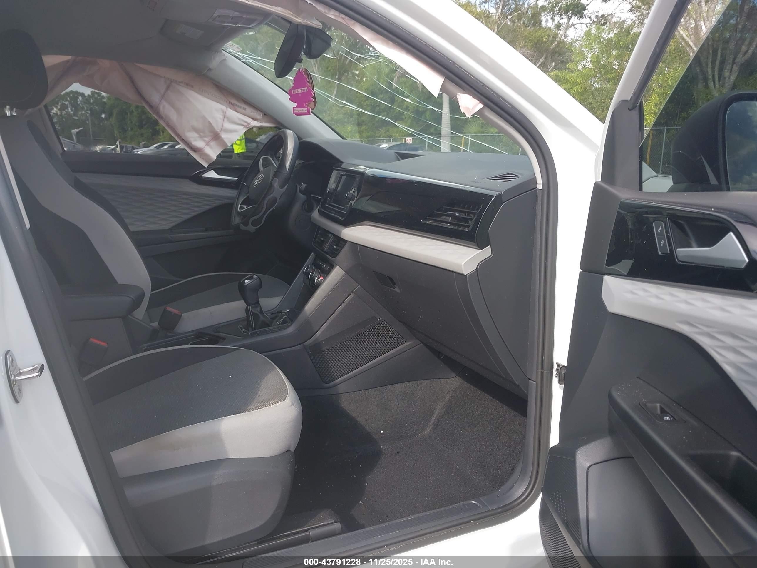 VOLKSWAGEN TAOS image 5