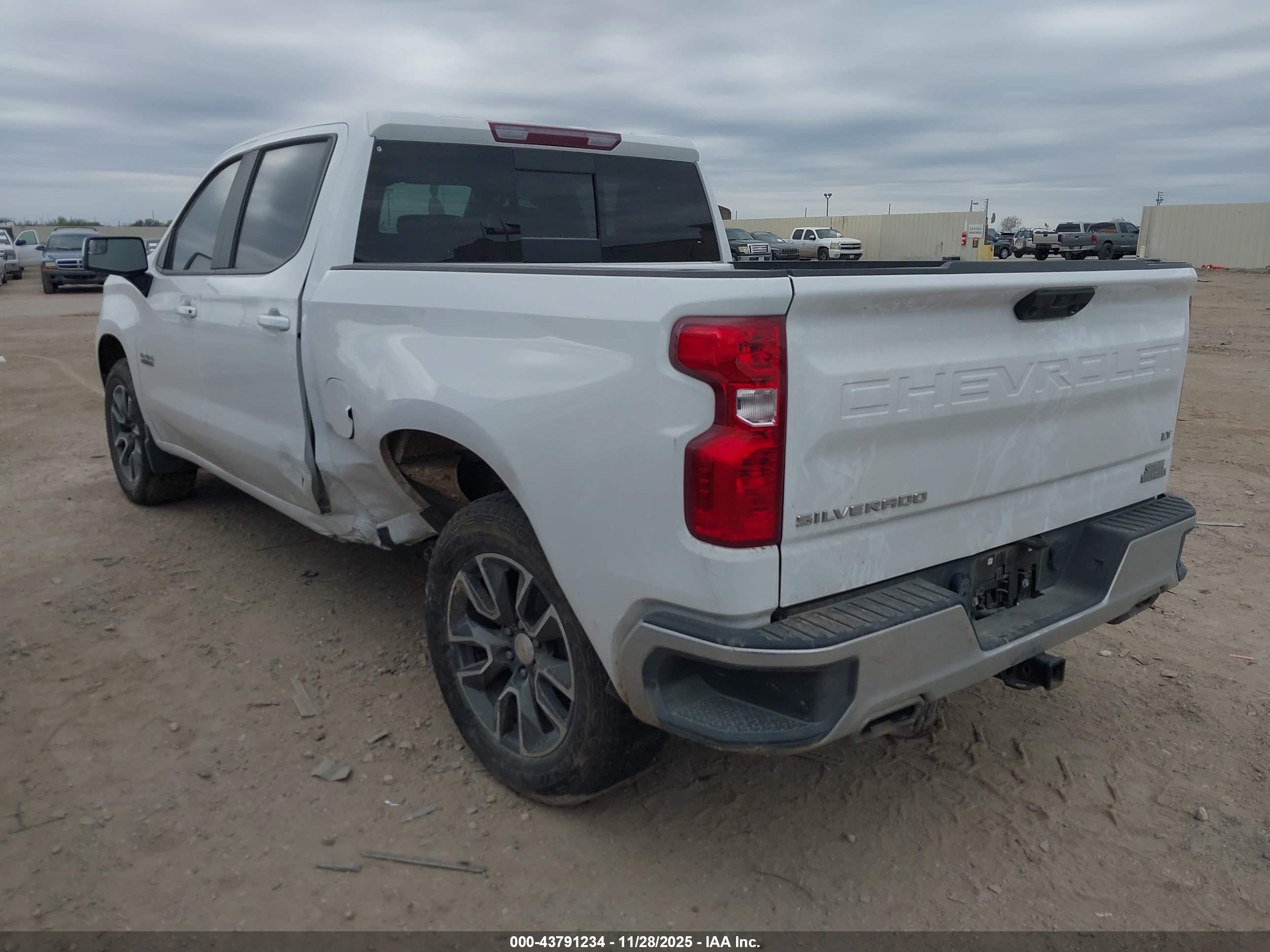 CHEVROLET SILVERADO image 3
