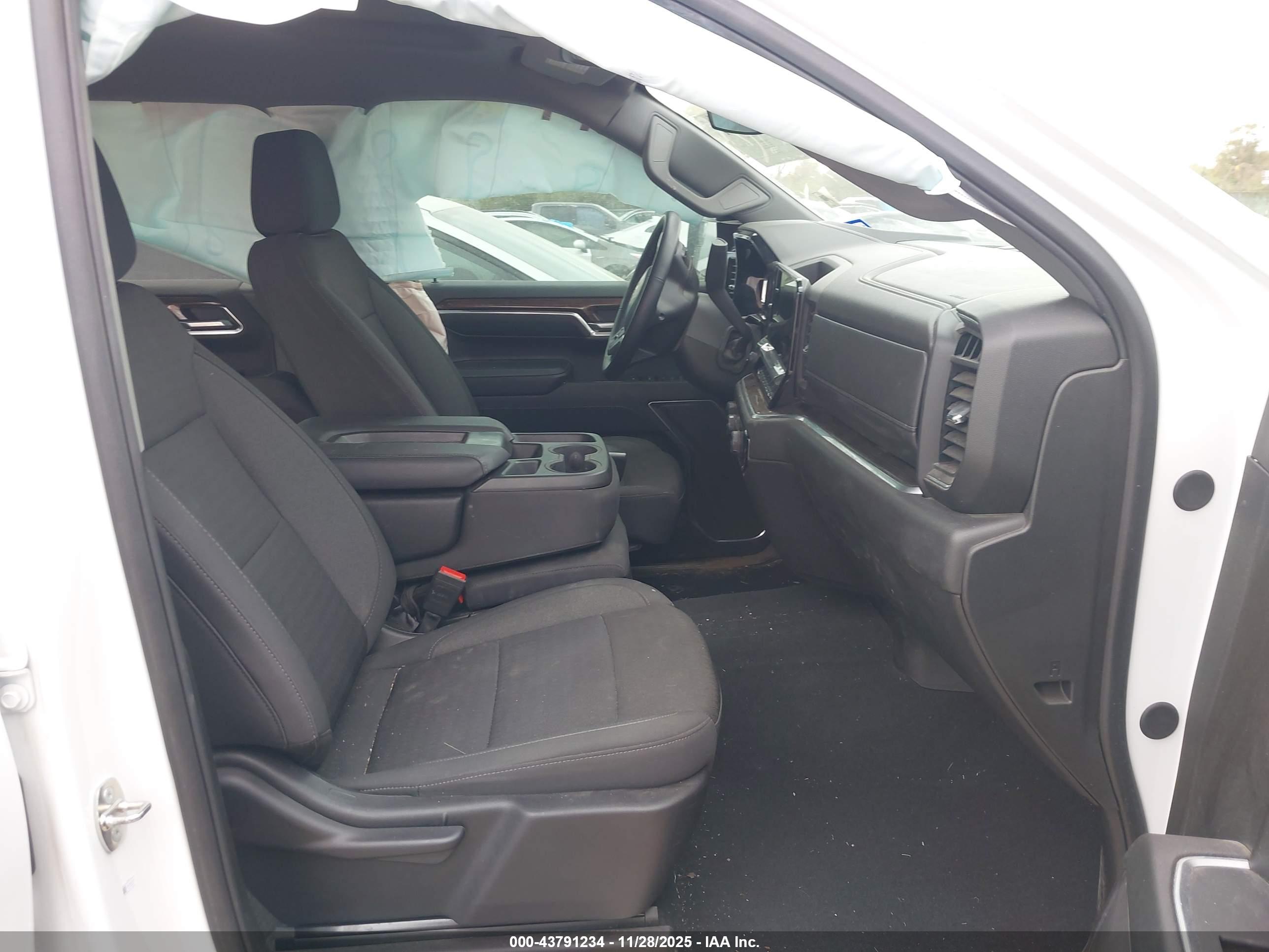 CHEVROLET SILVERADO image 5