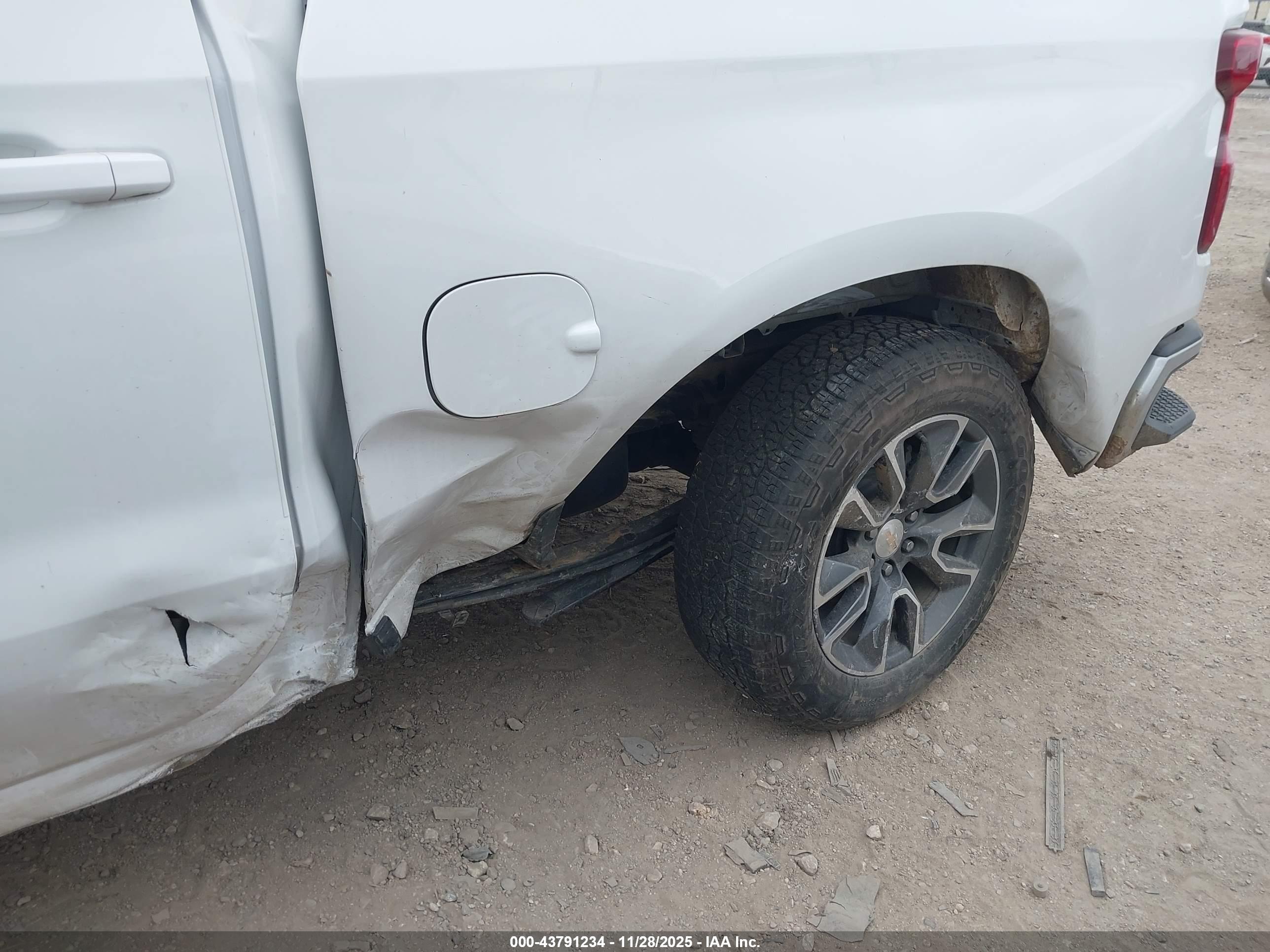CHEVROLET SILVERADO image 6