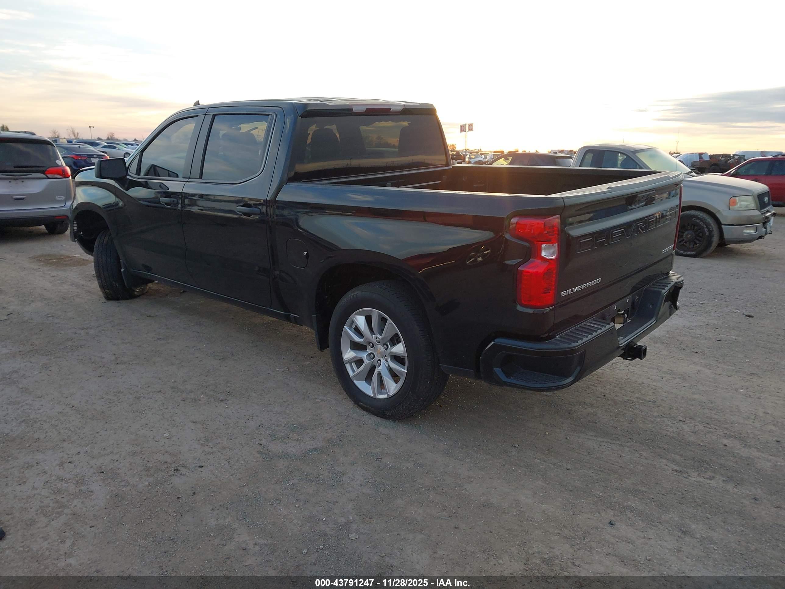 CHEVROLET SILVERADO image 3