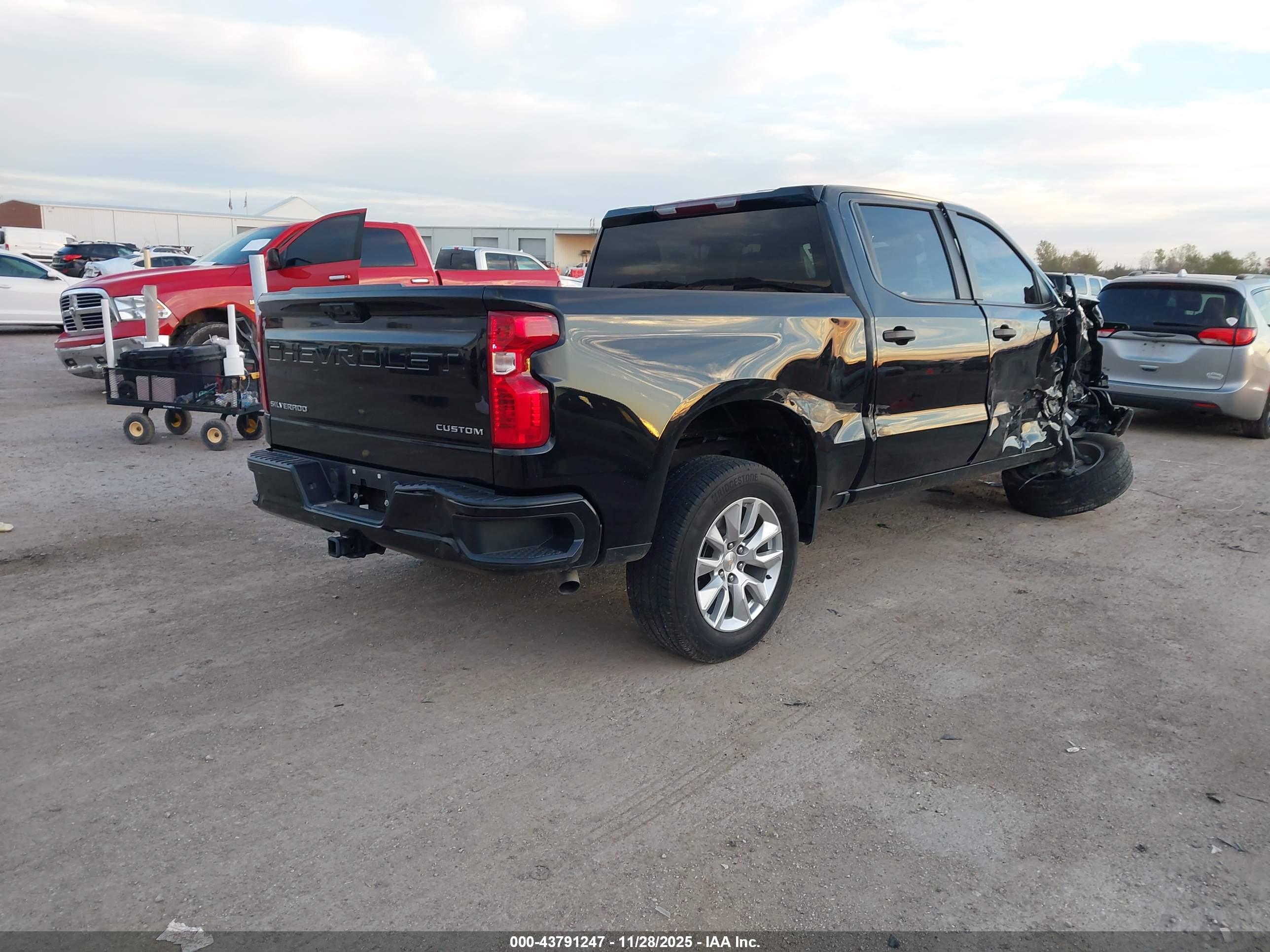 CHEVROLET SILVERADO image 4