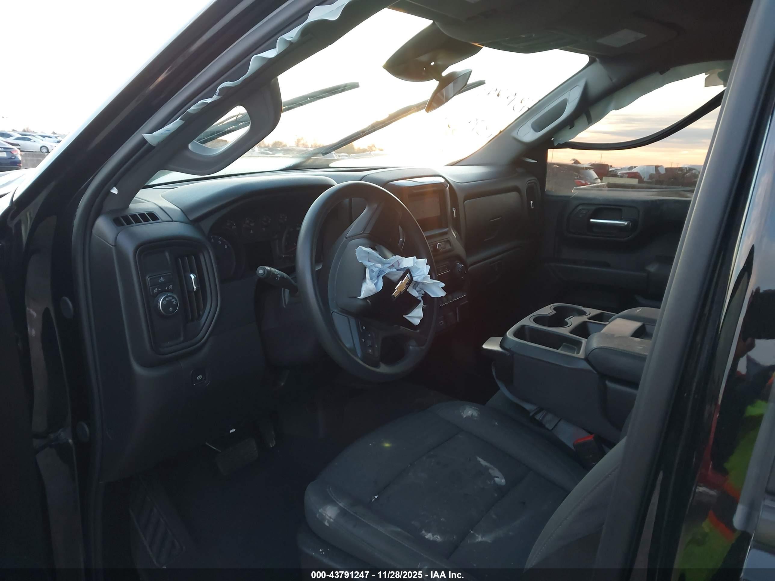 CHEVROLET SILVERADO image 5