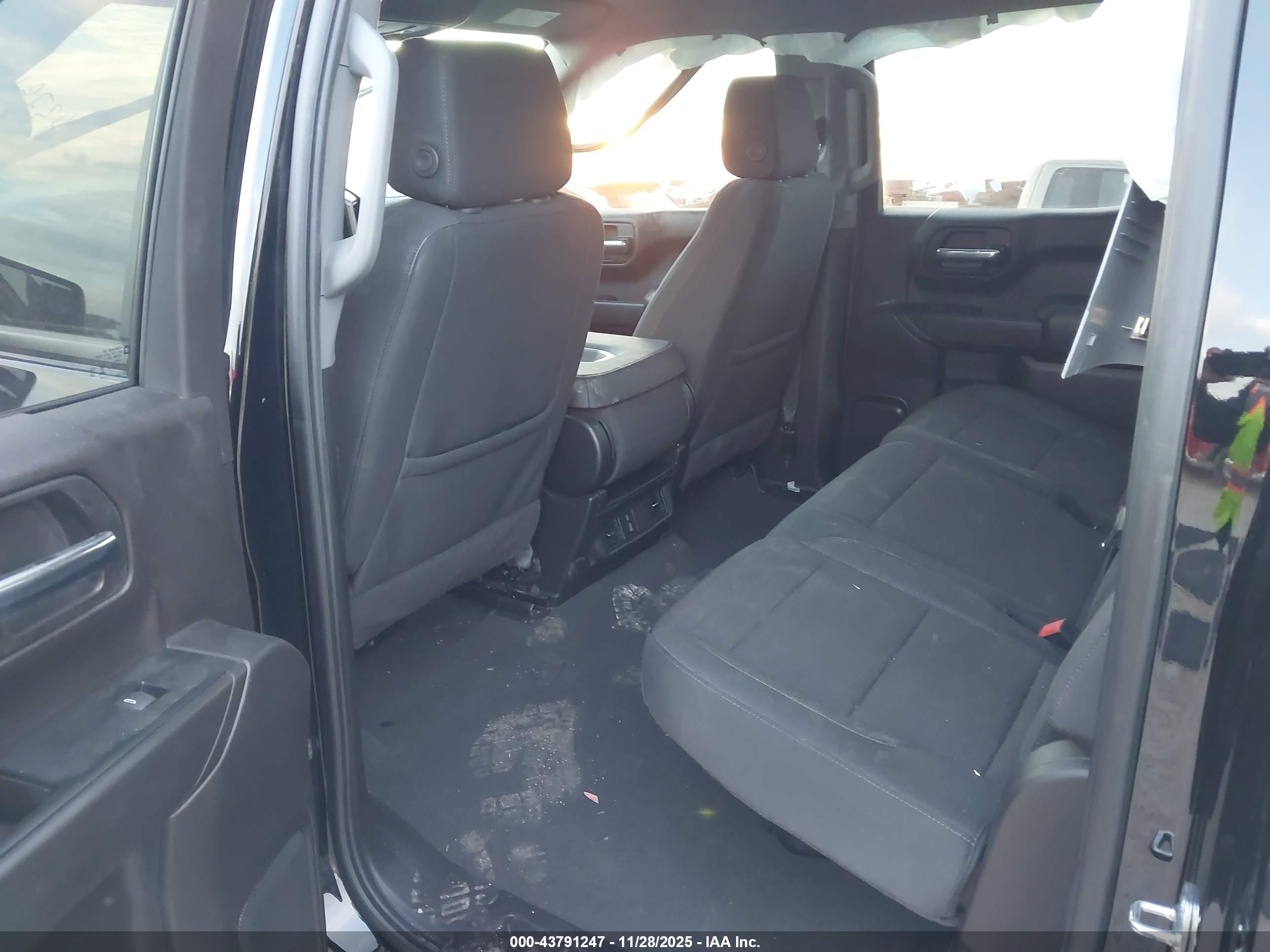 CHEVROLET SILVERADO image 8