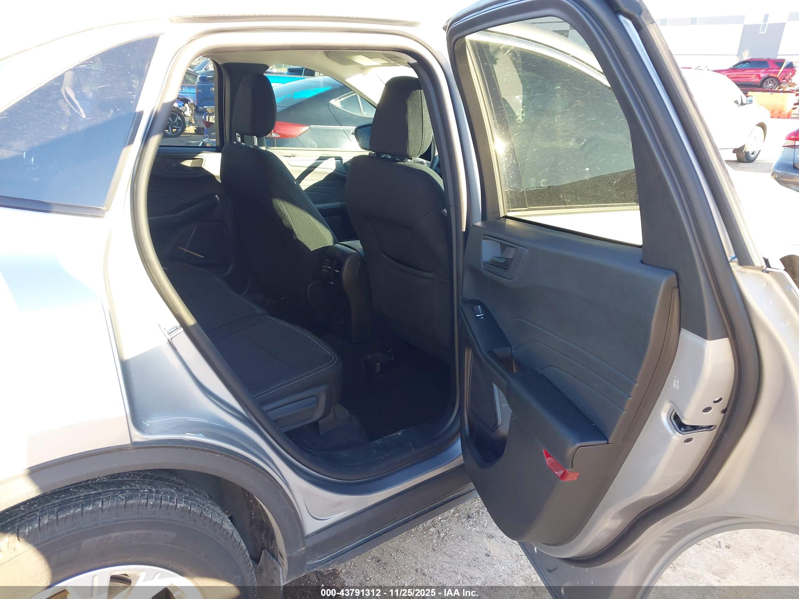 FORD ESCAPE image 8