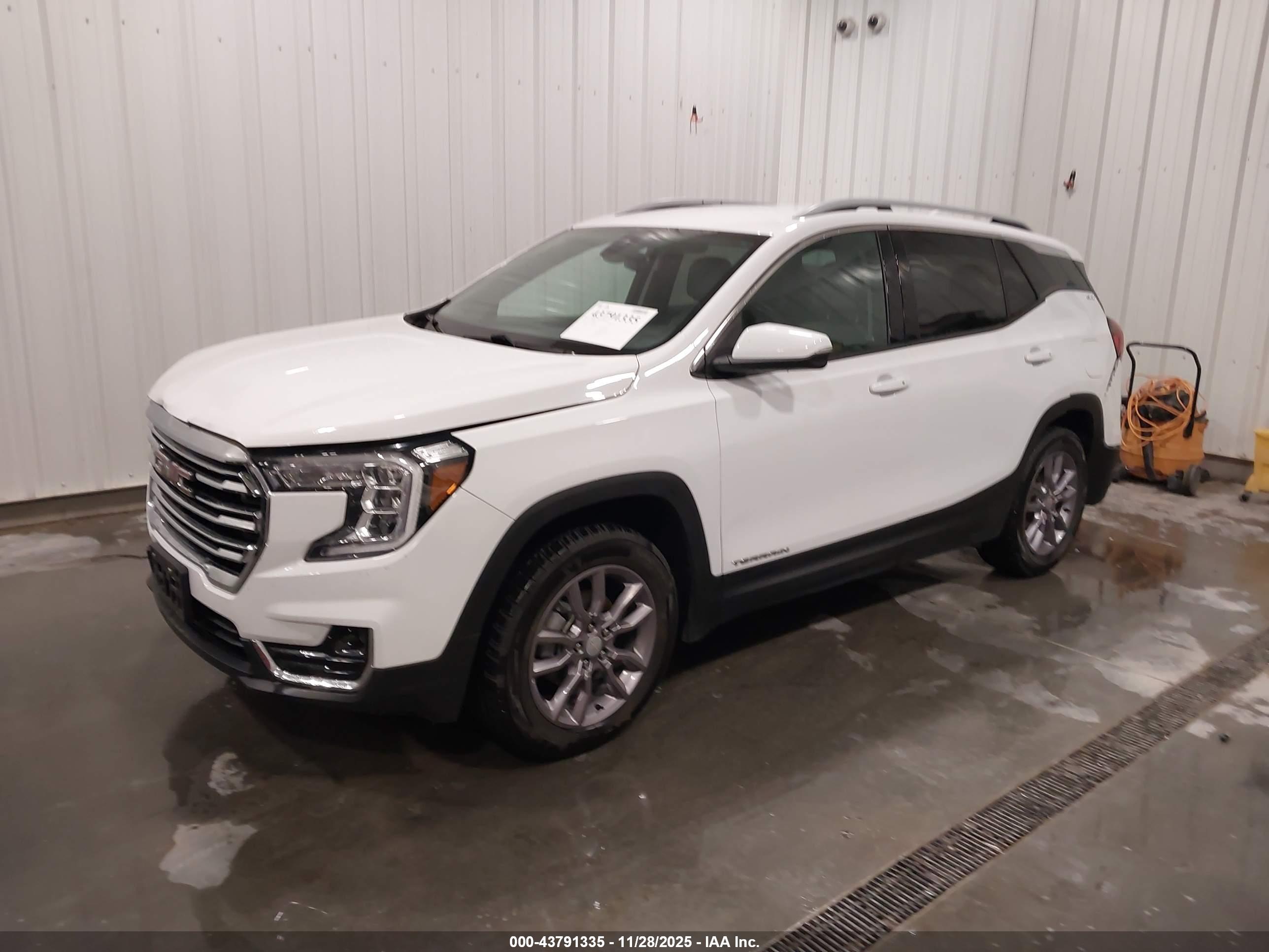 GMC TERRAIN image 2