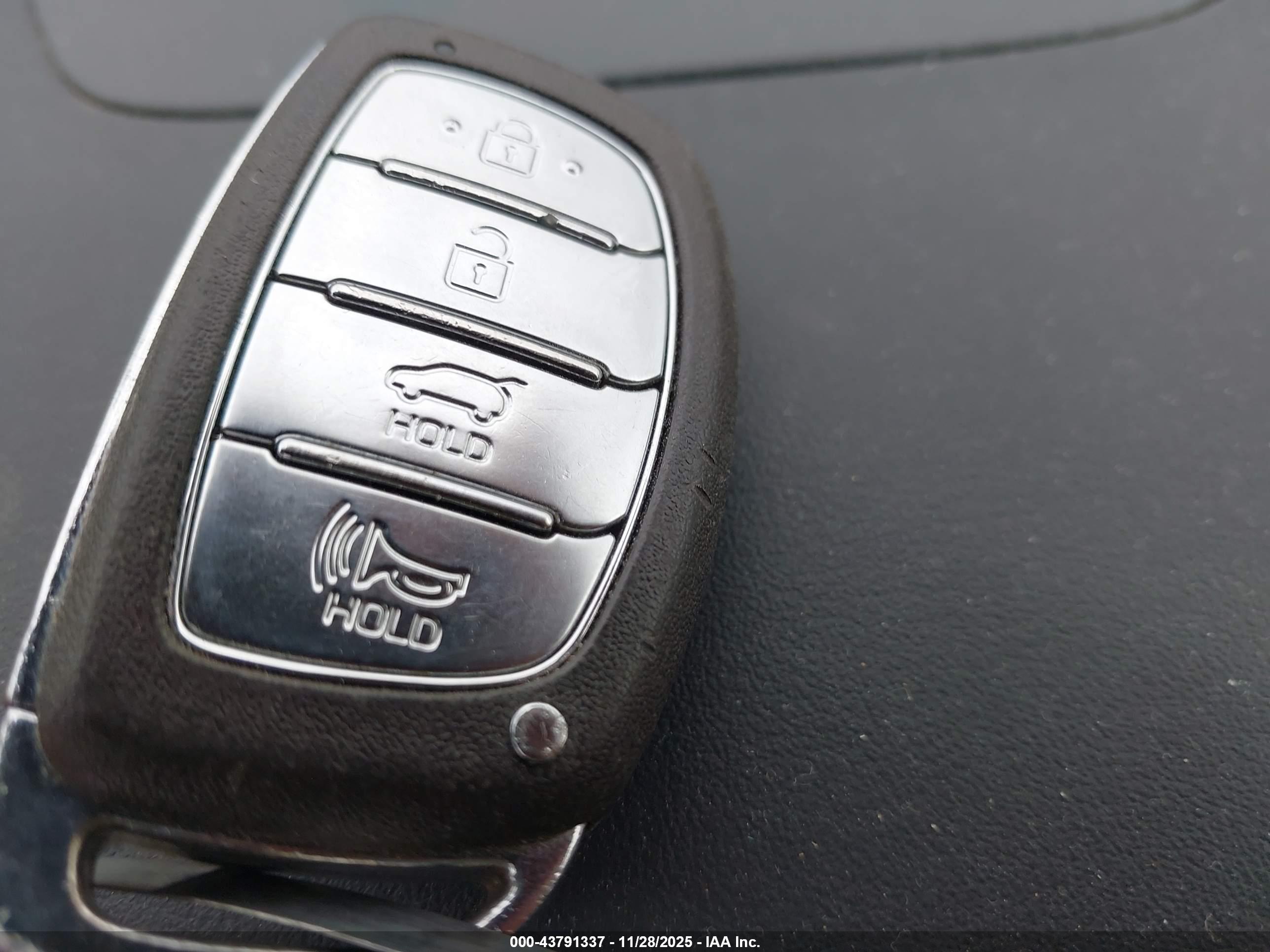 HYUNDAI TUCSON image 11