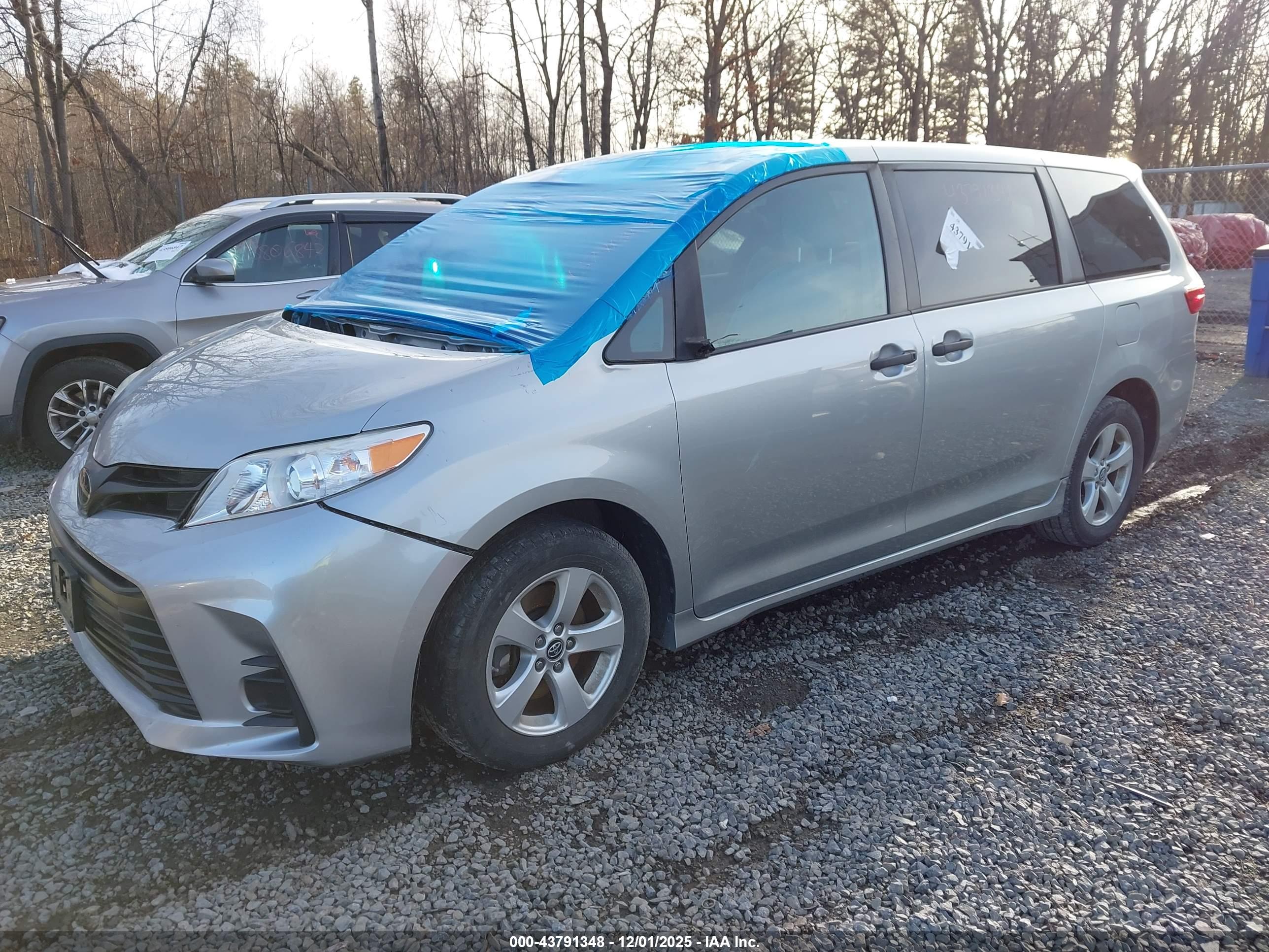 TOYOTA SIENNA image 2