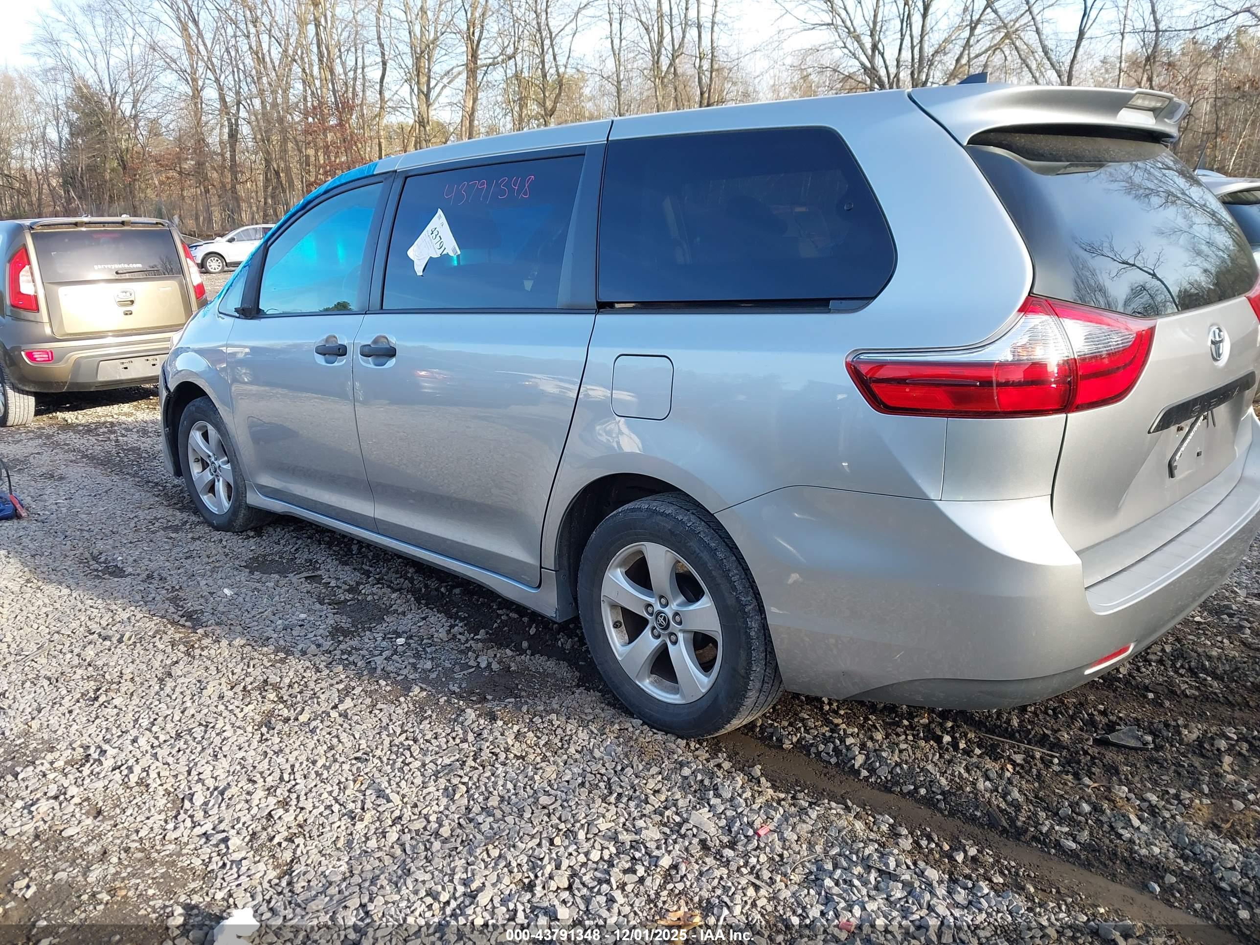 TOYOTA SIENNA image 3