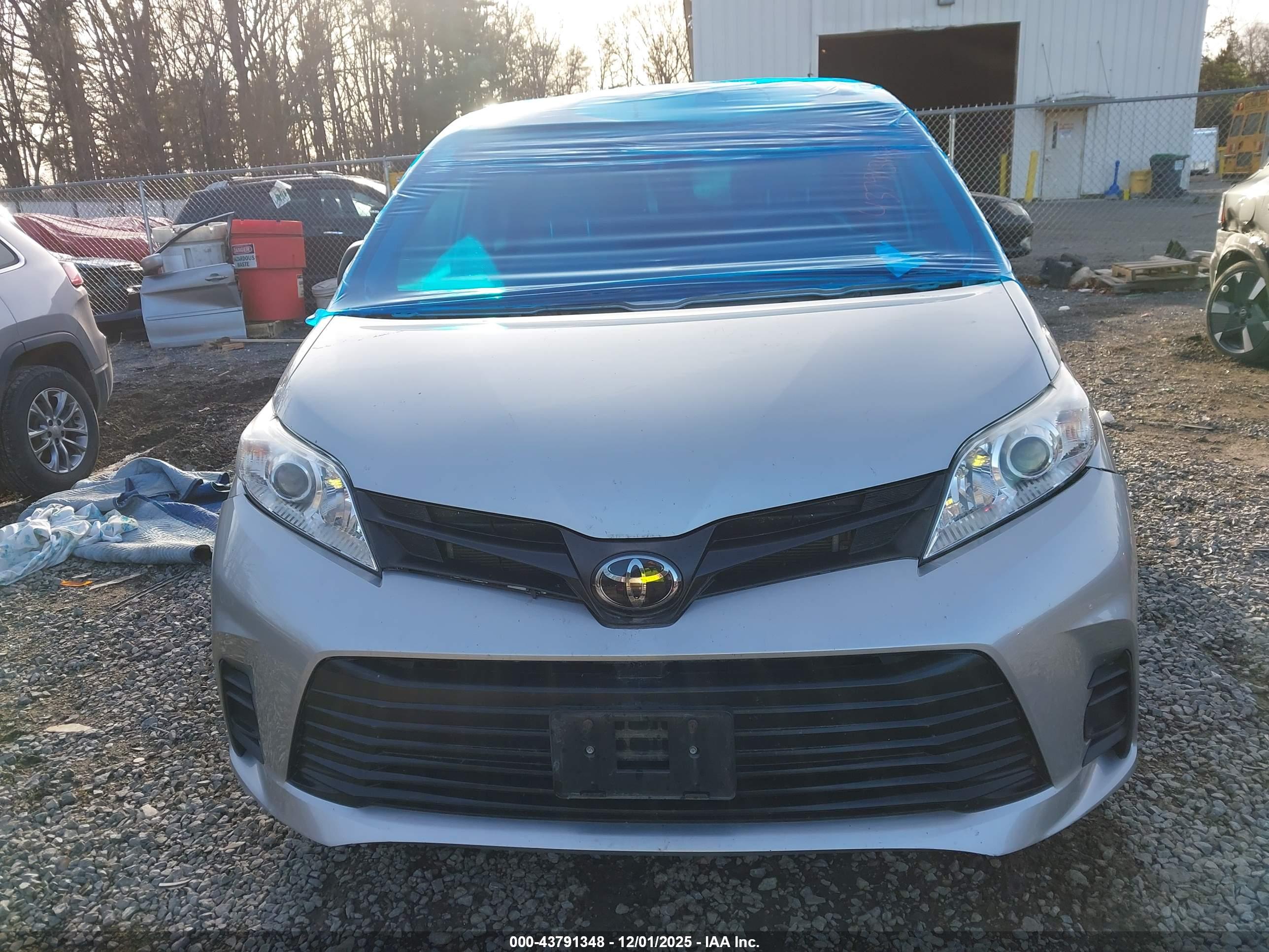 TOYOTA SIENNA image 6