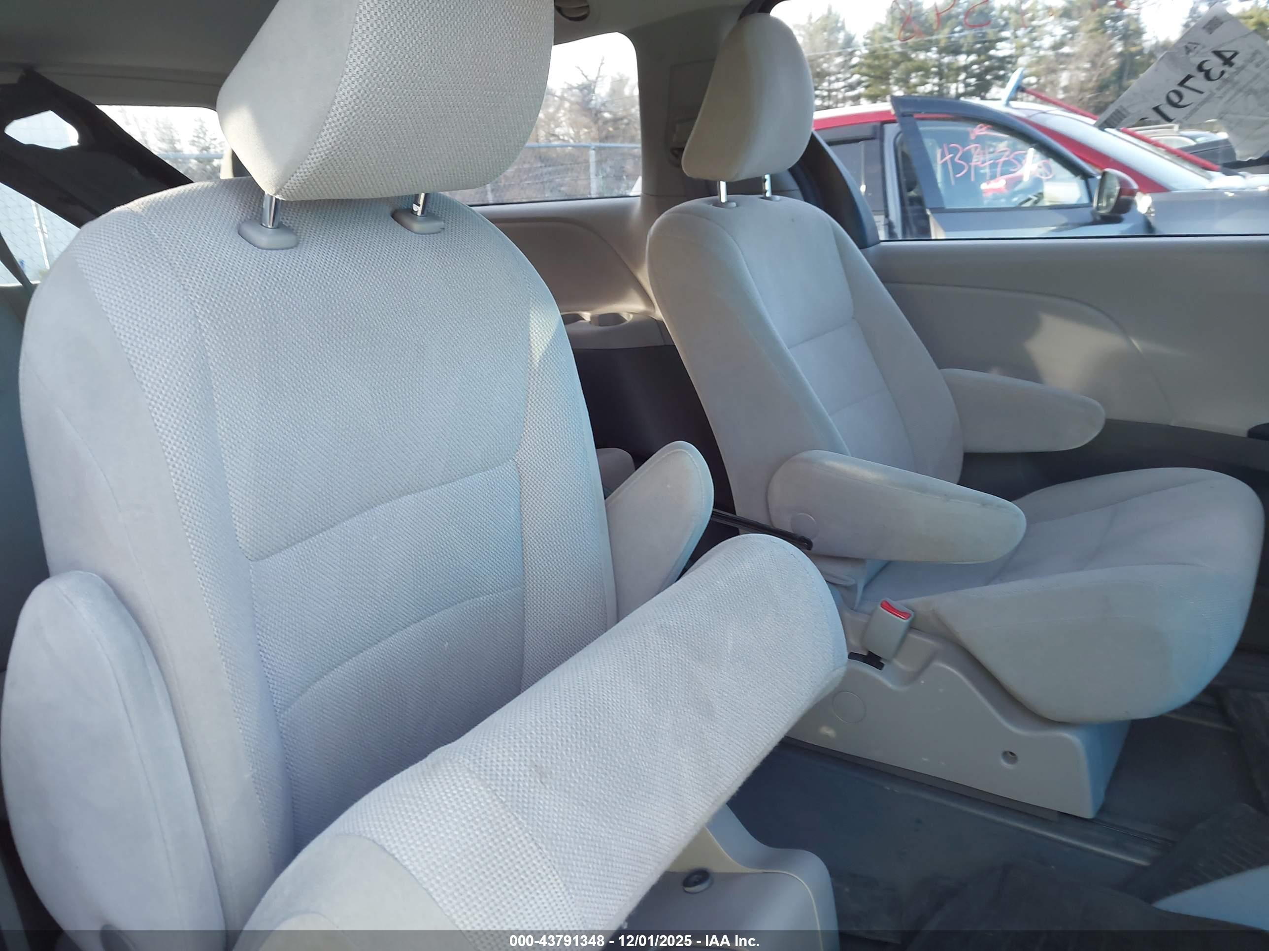 TOYOTA SIENNA image 8