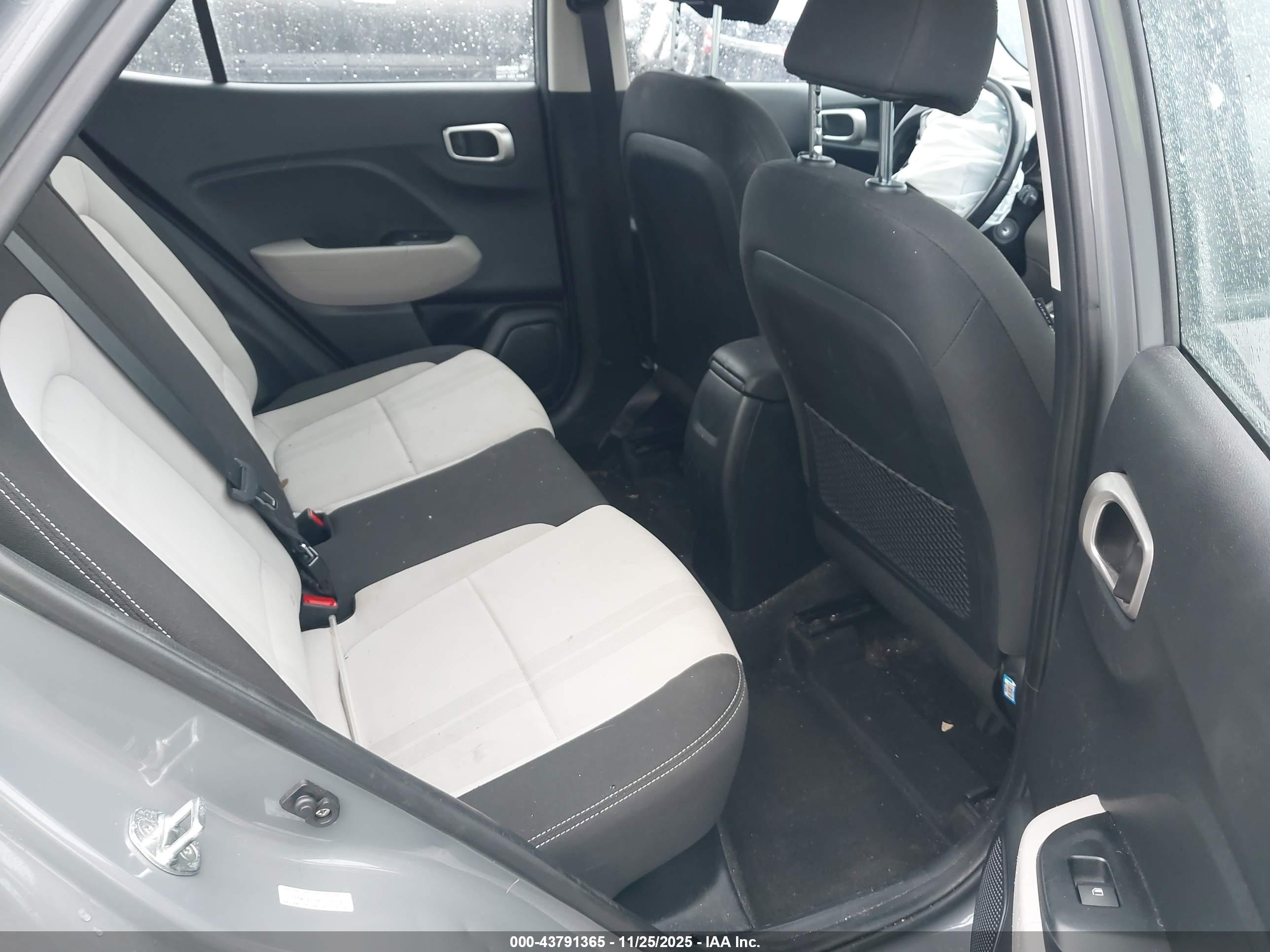HYUNDAI VENUE image 8
